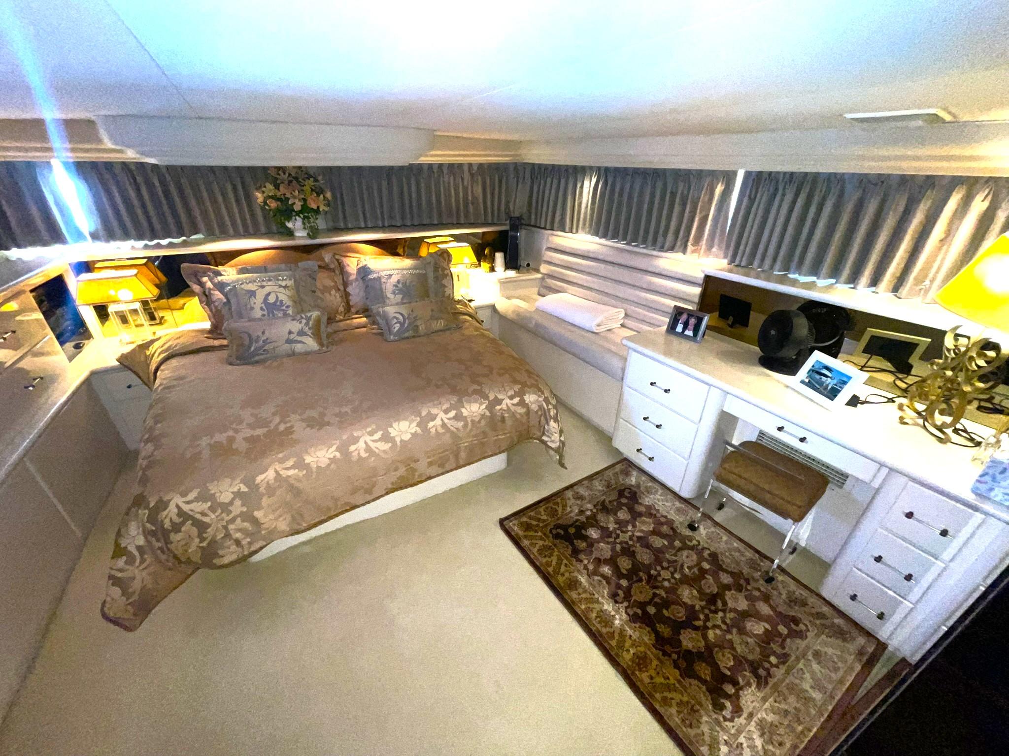 Hatteras-80 Cockpit Motor Yacht 1989-GENTLE BEN VA-US-MASTER STATEROOM TO PORT-9784968 | Thumbnail