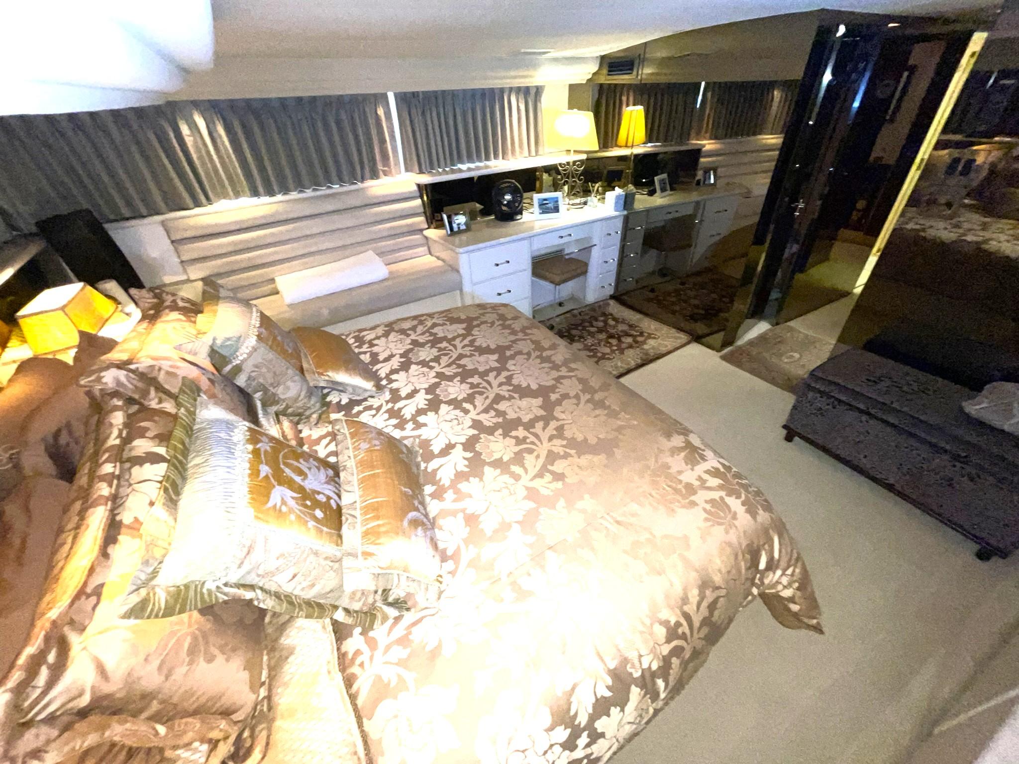Hatteras-80 Cockpit Motor Yacht 1989-GENTLE BEN VA-US-MASTER STATEROOM LOOKING FORWARD TO PORT-9784968 | Thumbnail