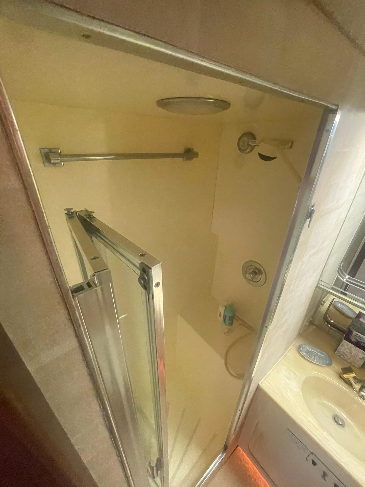 Hatteras-80 Cockpit Motor Yacht 1989-GENTLE BEN VA-US-VIP STATEROOM HEAD SEPARATE SHOWER-9784968 | Thumbnail
