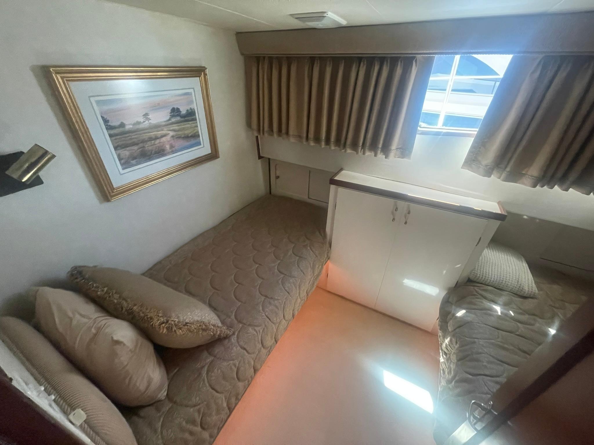 Hatteras-80 Cockpit Motor Yacht 1989-GENTLE BEN VA-US-GUEST STATEROOM TO PORT FORWARD-9784968 | Thumbnail