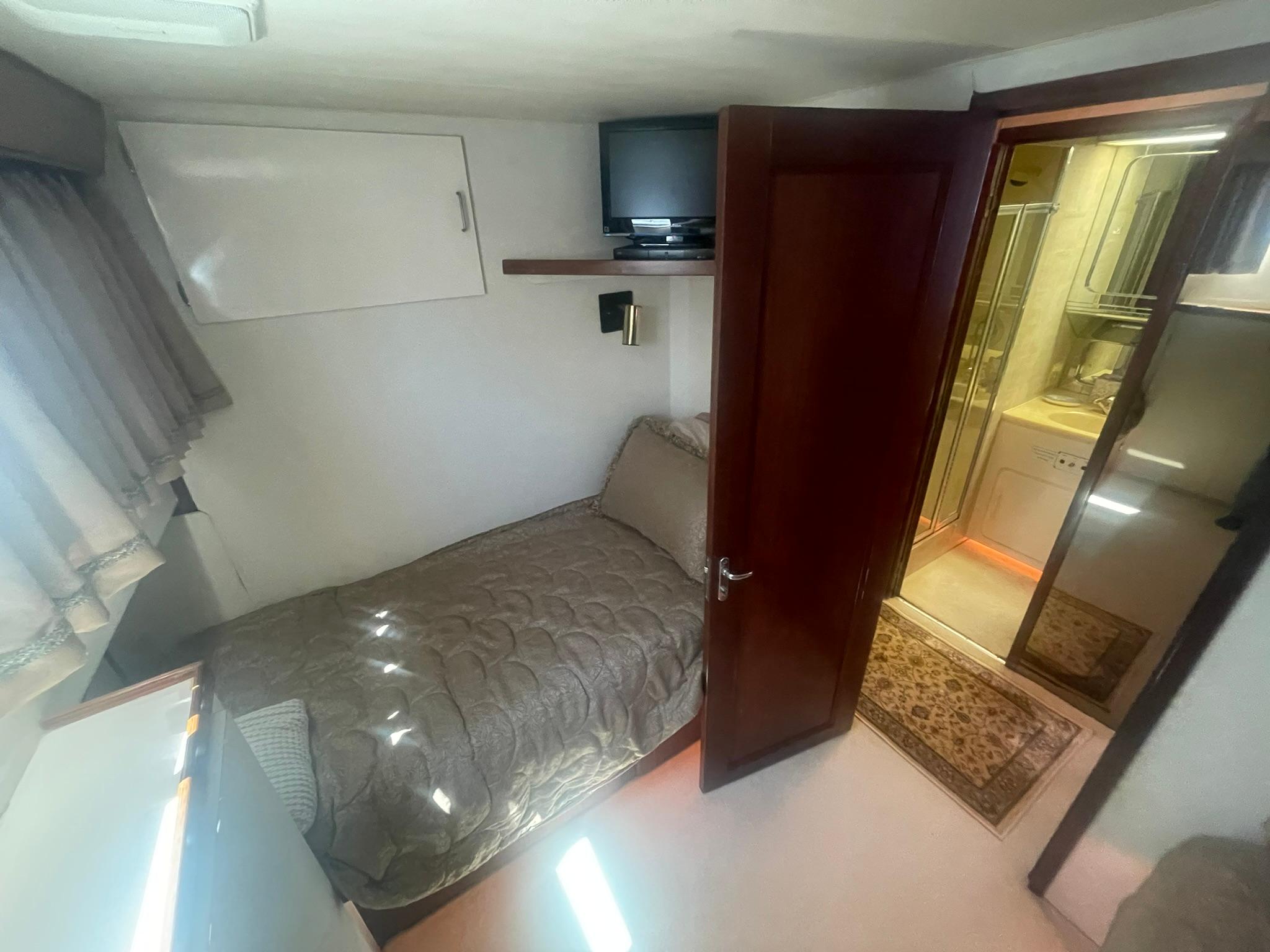 Hatteras-80 Cockpit Motor Yacht 1989-GENTLE BEN VA-US-GUEST STATEROOM TO PORT FORWARD WITH TWIN BUNKS-9784968 | Thumbnail