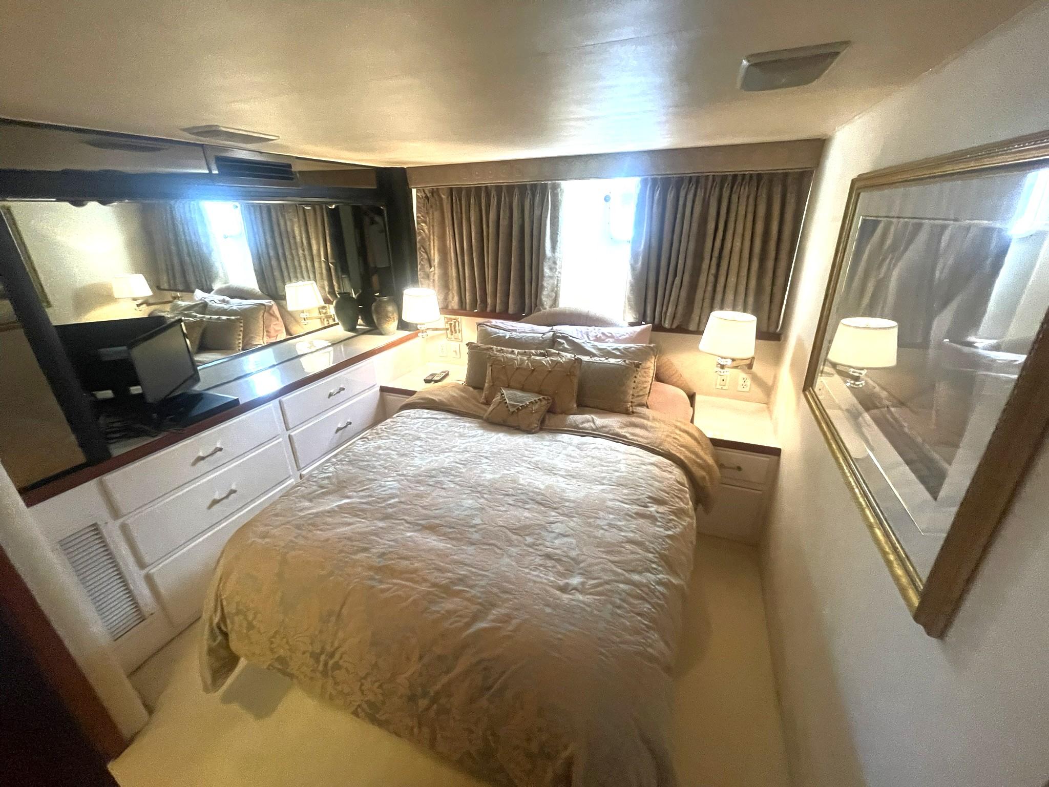 Hatteras-80 Cockpit Motor Yacht 1989-GENTLE BEN VA-US-VIP GUEST STATEROOM TO PORT FORWARD OVERVIEW-9784968 | Thumbnail