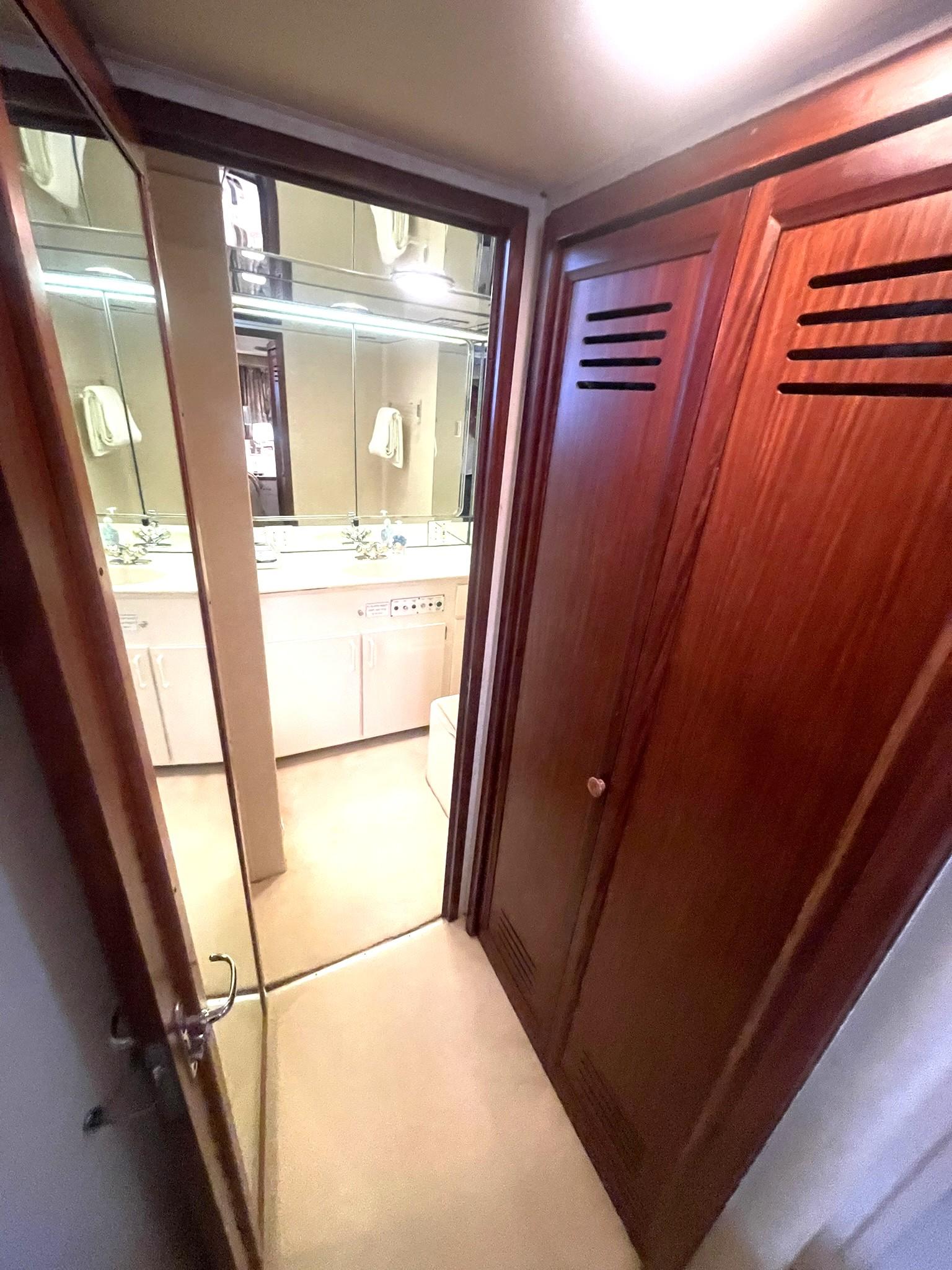 Hatteras-80 Cockpit Motor Yacht 1989-GENTLE BEN VA-US-VIP STATEROOM PRIVATE ENSUITE HEAD & SHOWER-9784968 | Thumbnail