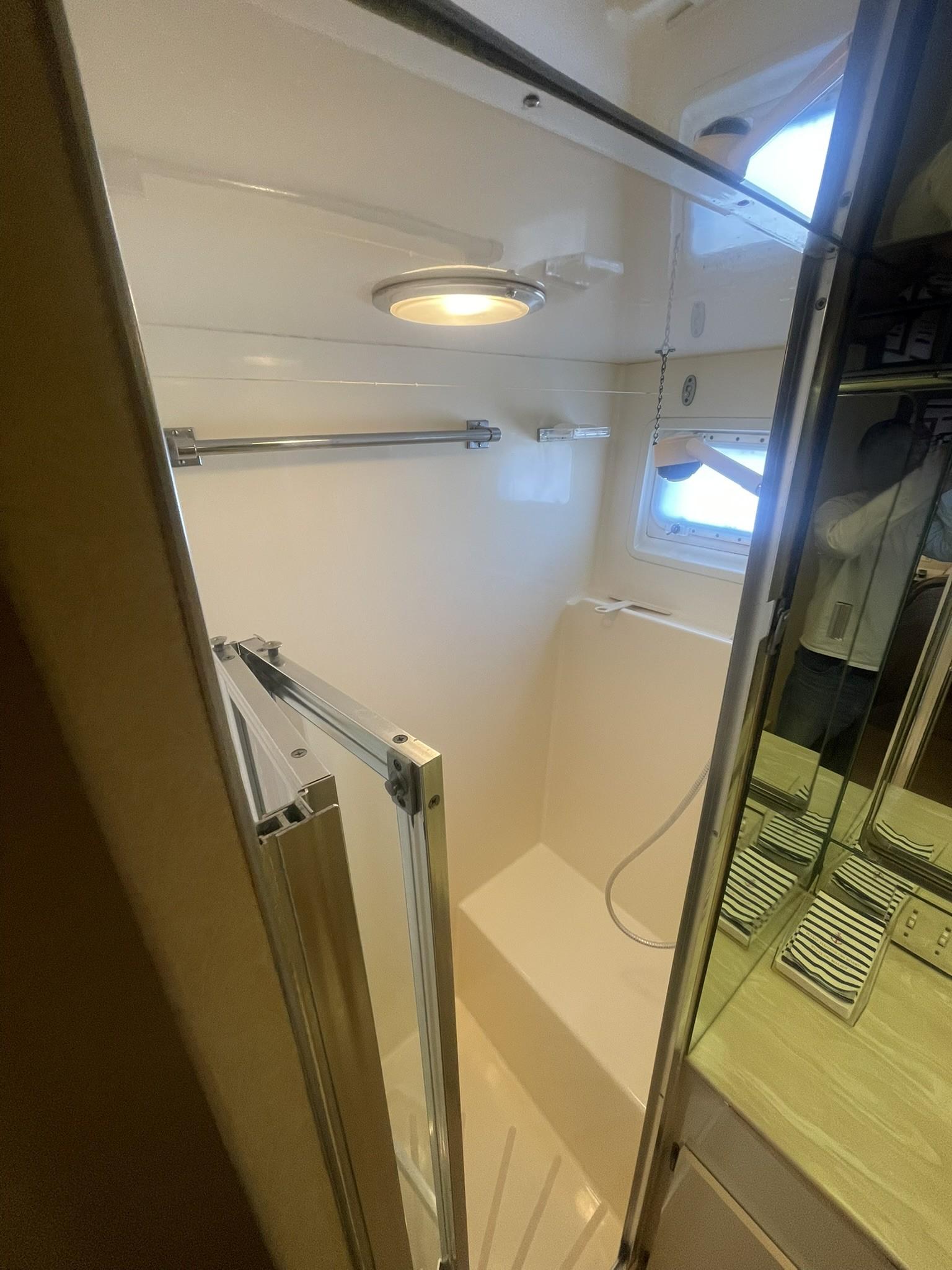 Hatteras-80 Cockpit Motor Yacht 1989-GENTLE BEN VA-US-GUEST HEAD FORWARD SHOWER-9784968 | Thumbnail