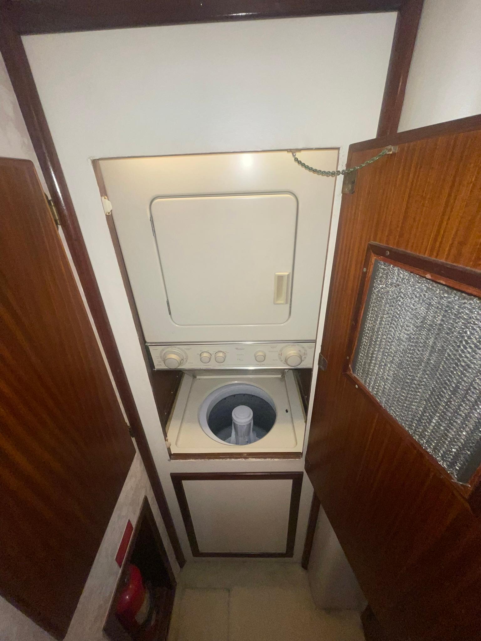 Hatteras-80 Cockpit Motor Yacht 1989-GENTLE BEN VA-US-WASHER & DRYER-9784968 | Thumbnail