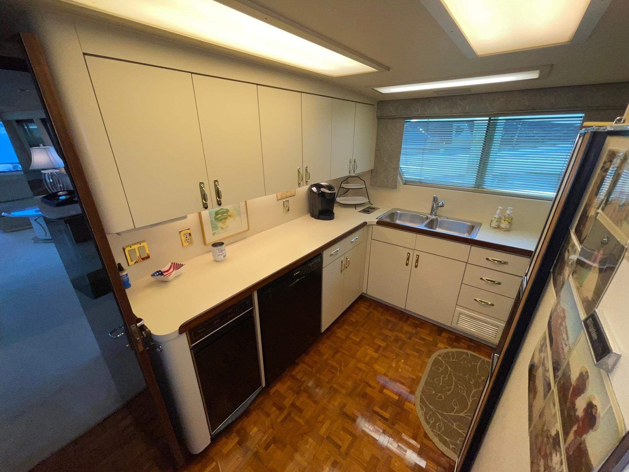 Hatteras-80 Cockpit Motor Yacht 1989-GENTLE BEN VA-US-GALLEY LOOKING AFT-9784968 | Thumbnail