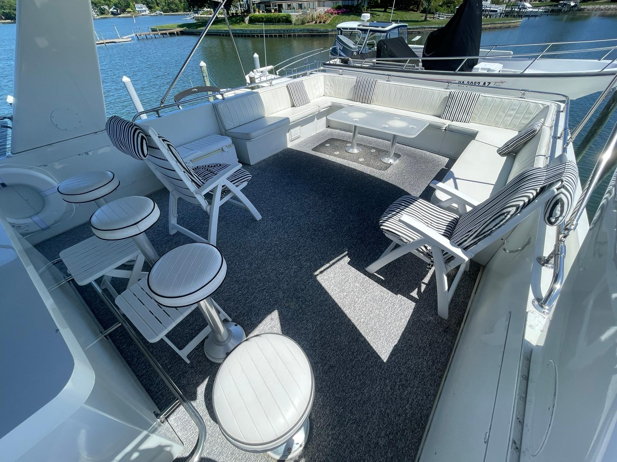 Hatteras-80 Cockpit Motor Yacht 1989-GENTLE BEN VA-US-BRIDGE LOUNGE SEATING LOOKING AFT-9784968 | Thumbnail