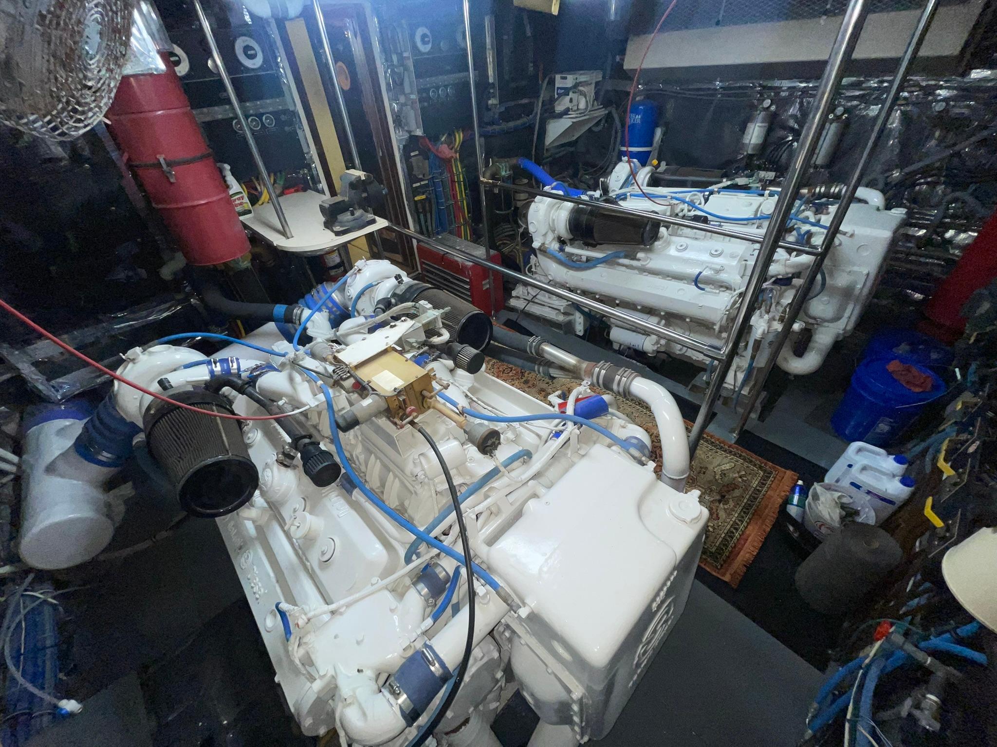 Hatteras-80 Cockpit Motor Yacht 1989-GENTLE BEN VA-US-WALK-IN ENGINE ROOM LOOKING AFT-9784968 | Thumbnail