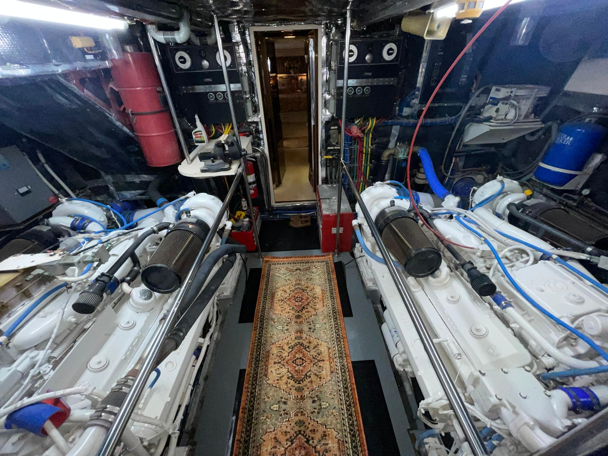 Hatteras-80 Cockpit Motor Yacht 1989-GENTLE BEN VA-US-WALK-IN ENGINE ROOM LOOKING AFT-9784968 | Thumbnail