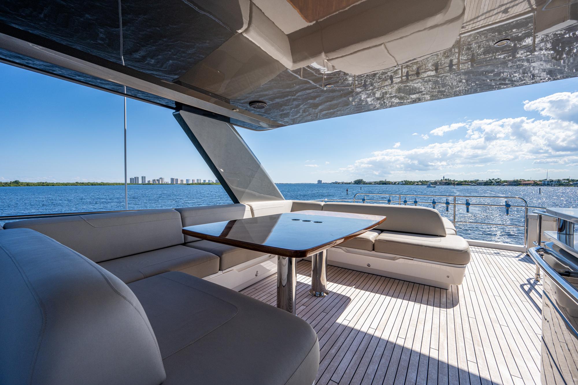 Princess 70 I Love It - Flybridge, Seating and Dinette Table
