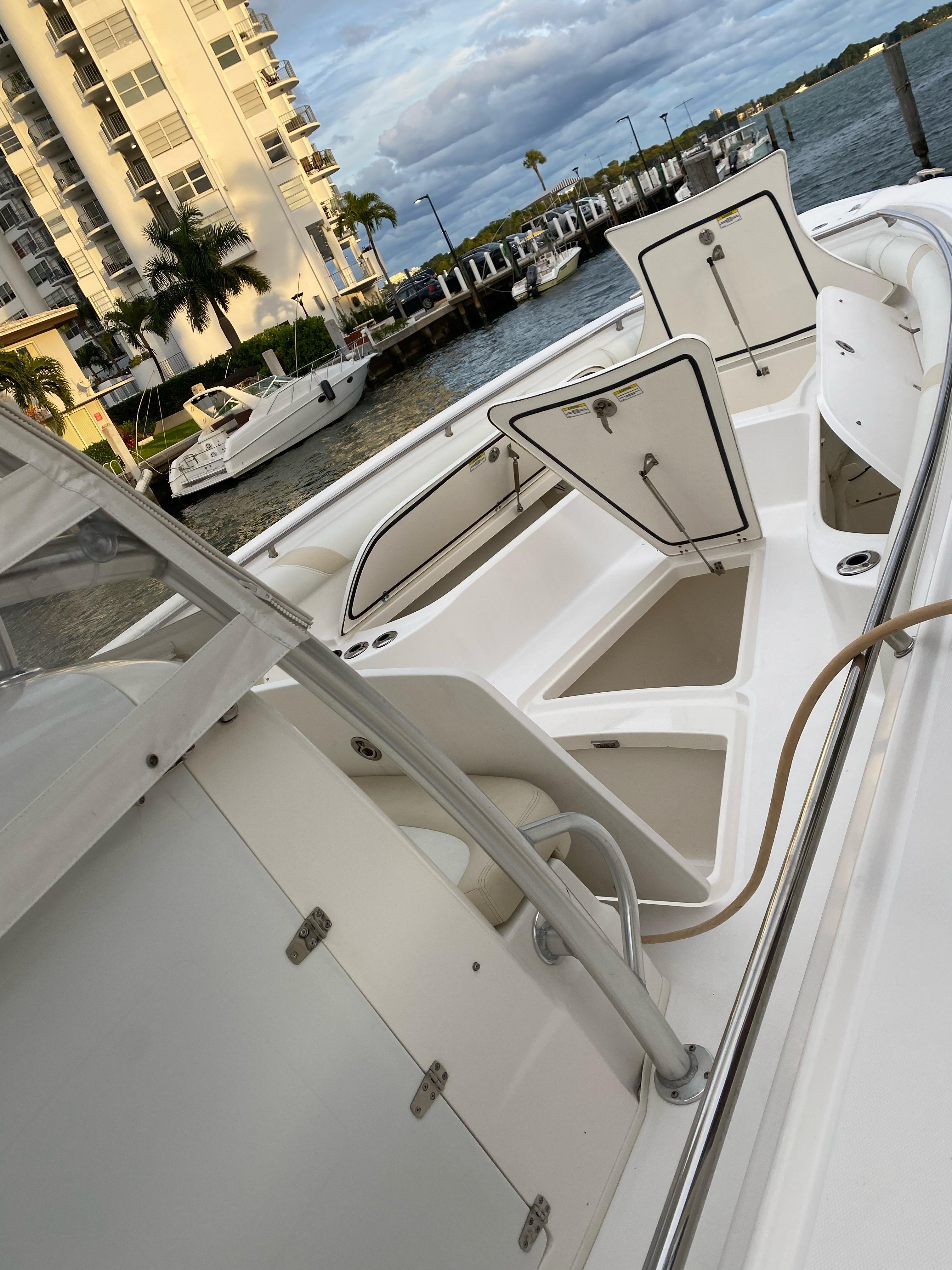 2008-boston-whaler-320-outrage-power-9794999-20250515082447419-1_XLARGE