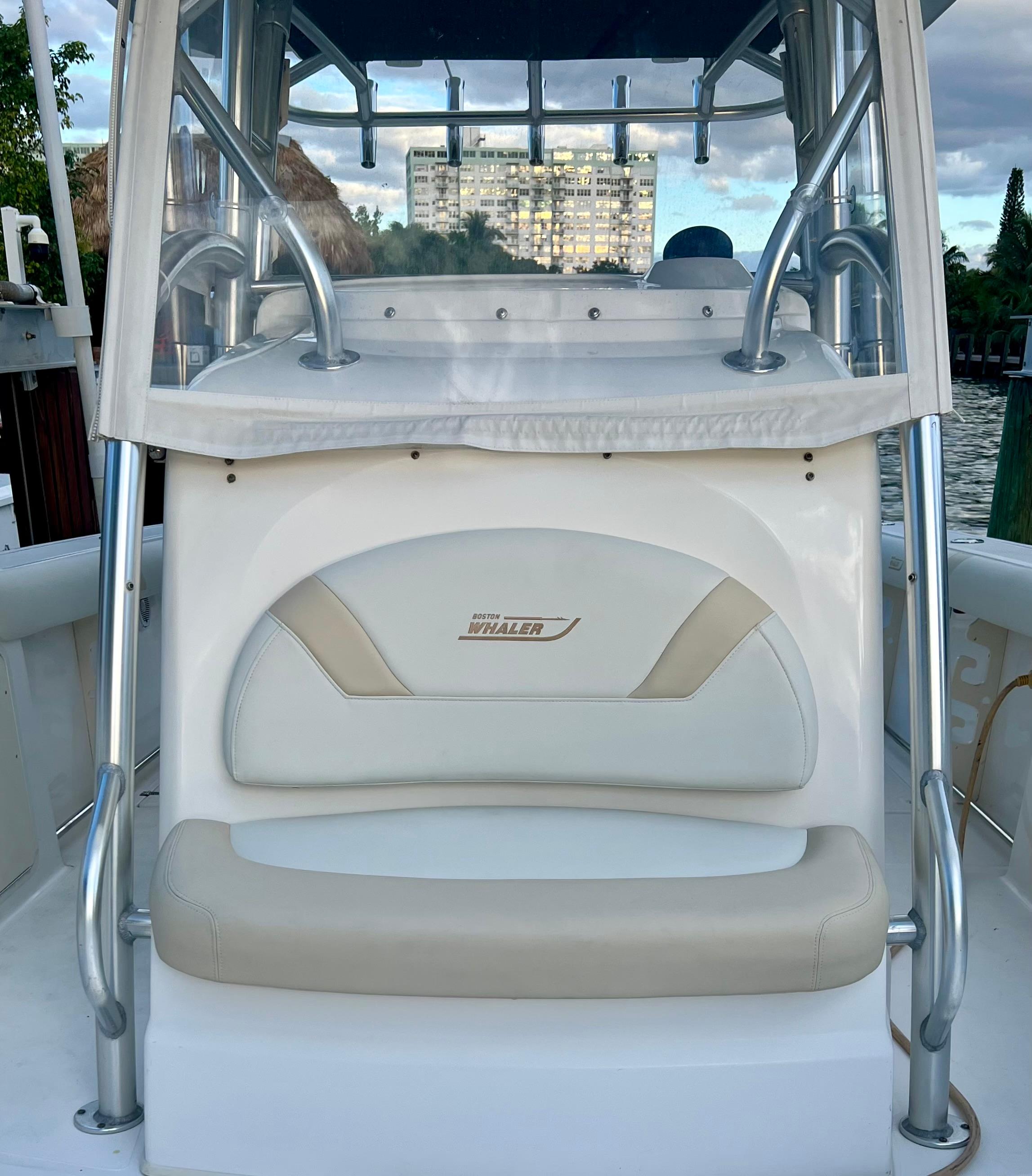 2008-boston-whaler-320-outrage-power-9794999-20250515082741183-1_XLARGE