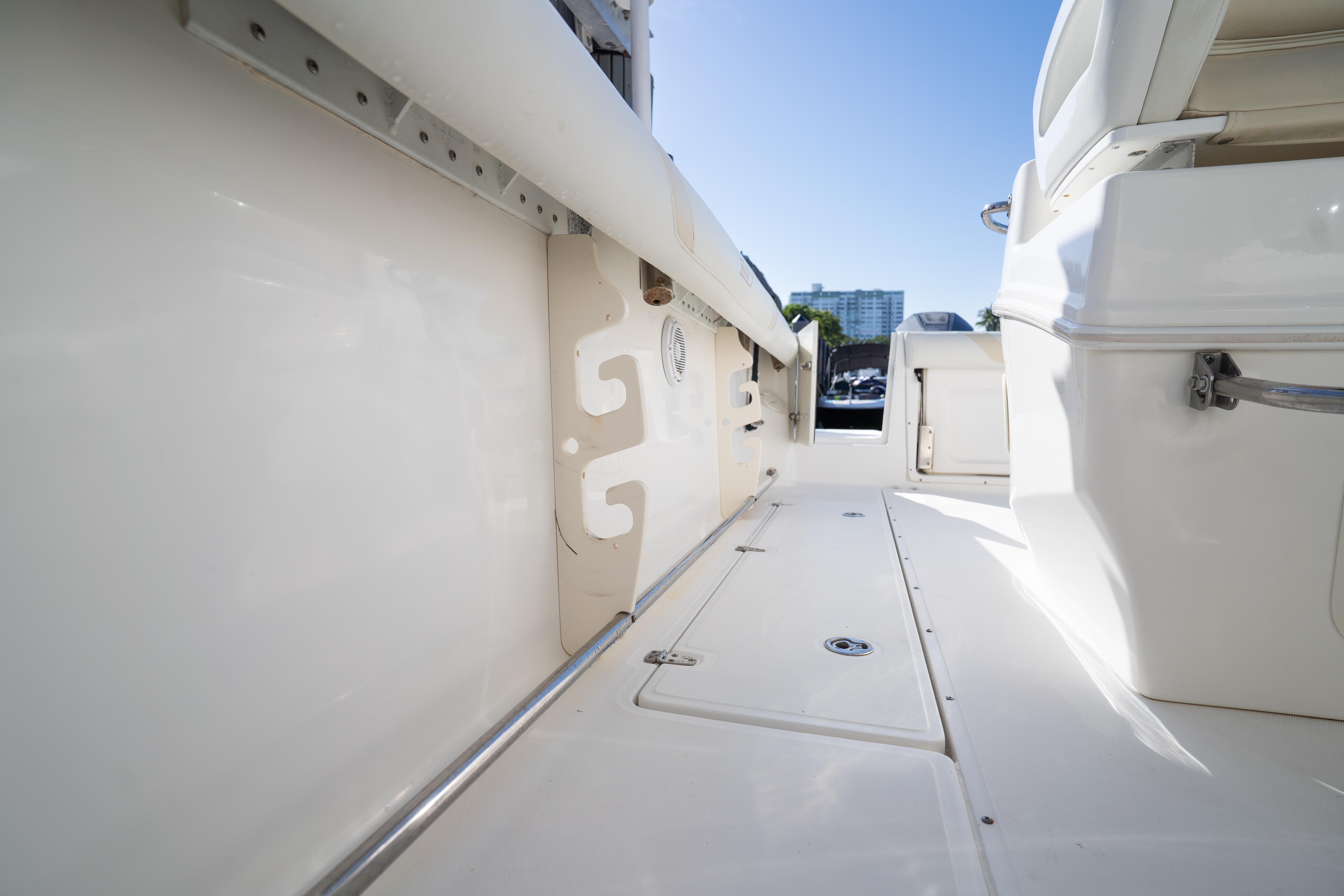 2008-boston-whaler-320-outrage-power-9794999-20250521061942147-1_XLARGE