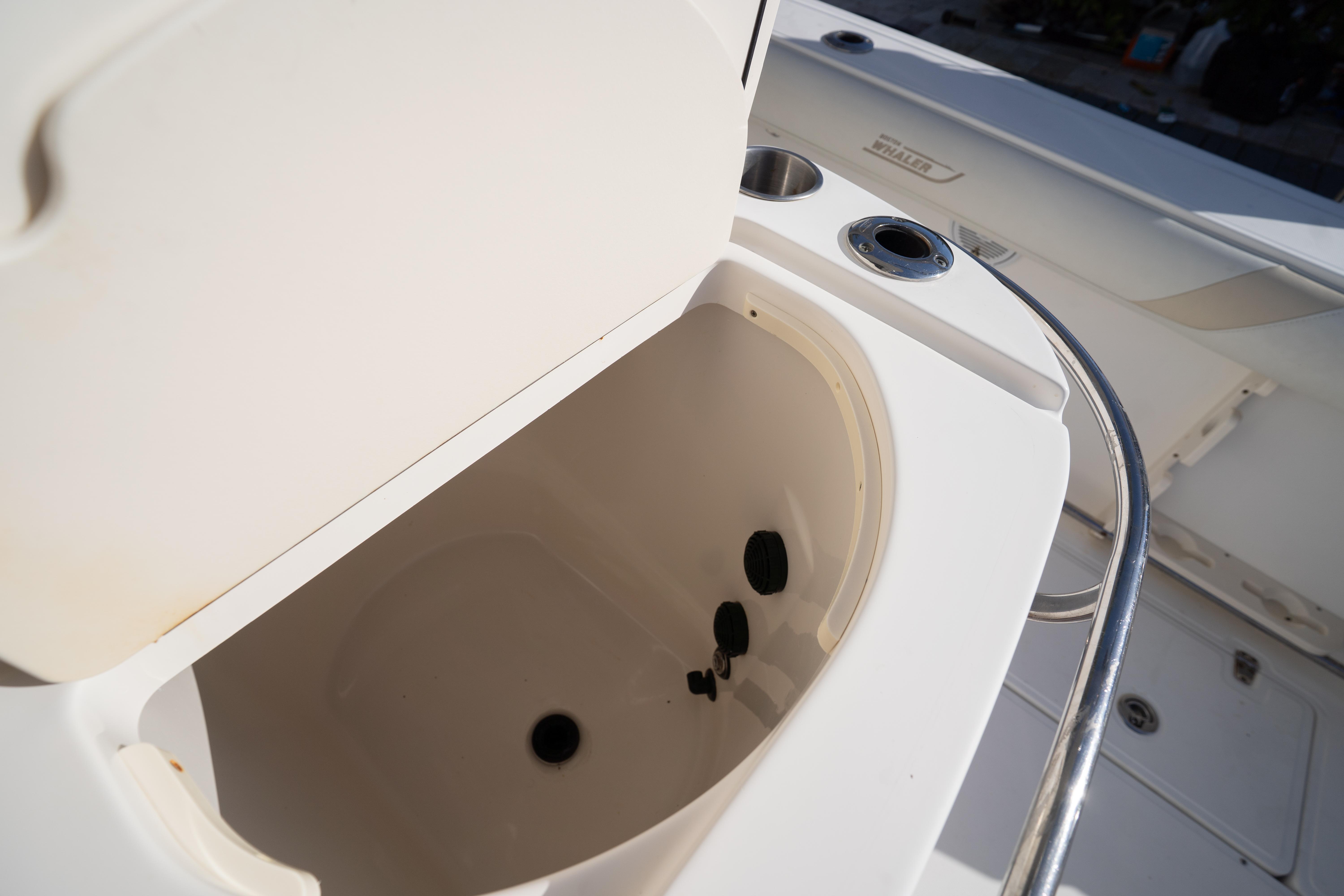2008-boston-whaler-320-outrage-power-9794999-20250521062402815-1_XLARGE