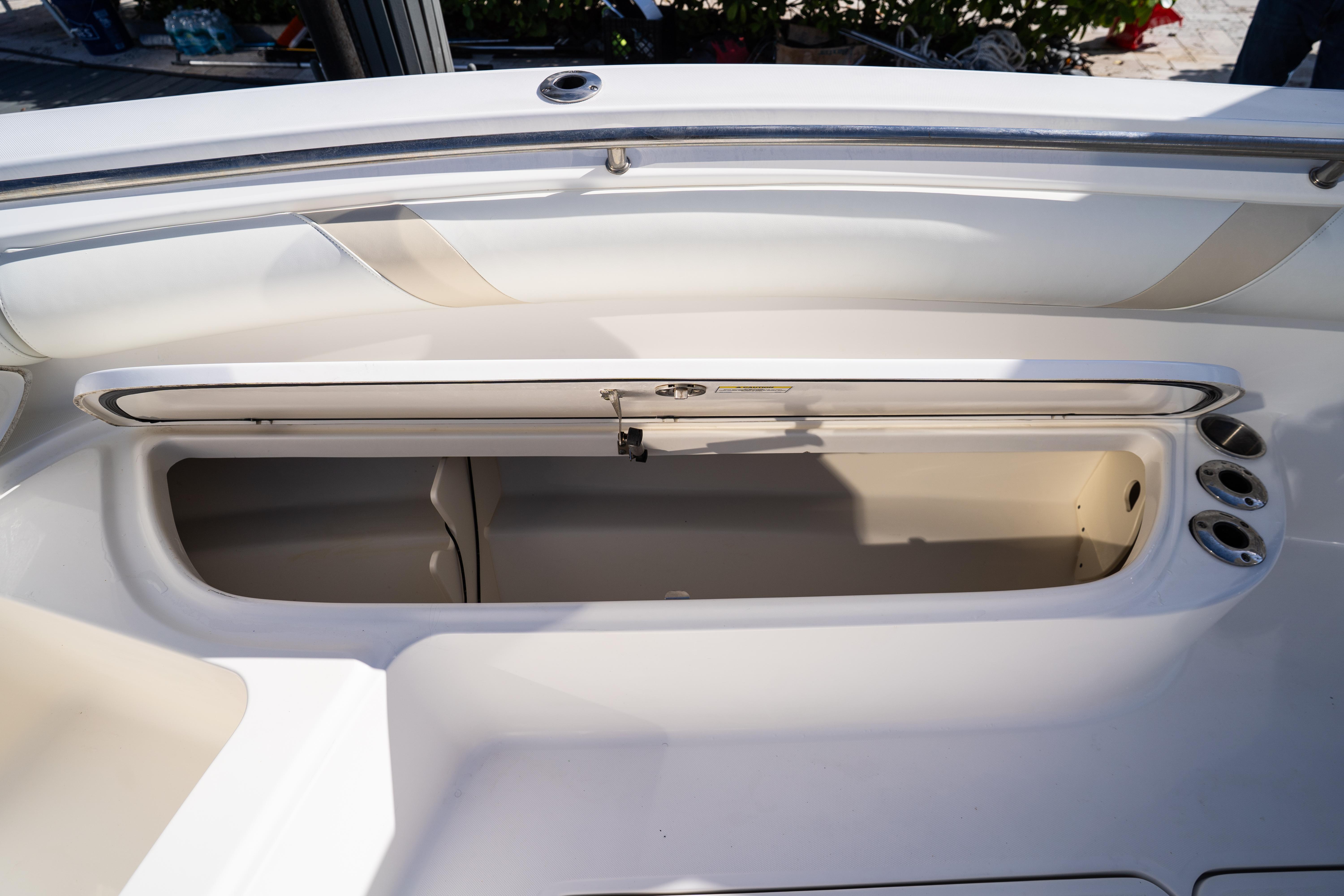2008-boston-whaler-320-outrage-power-9794999-20250521062724017-1_XLARGE