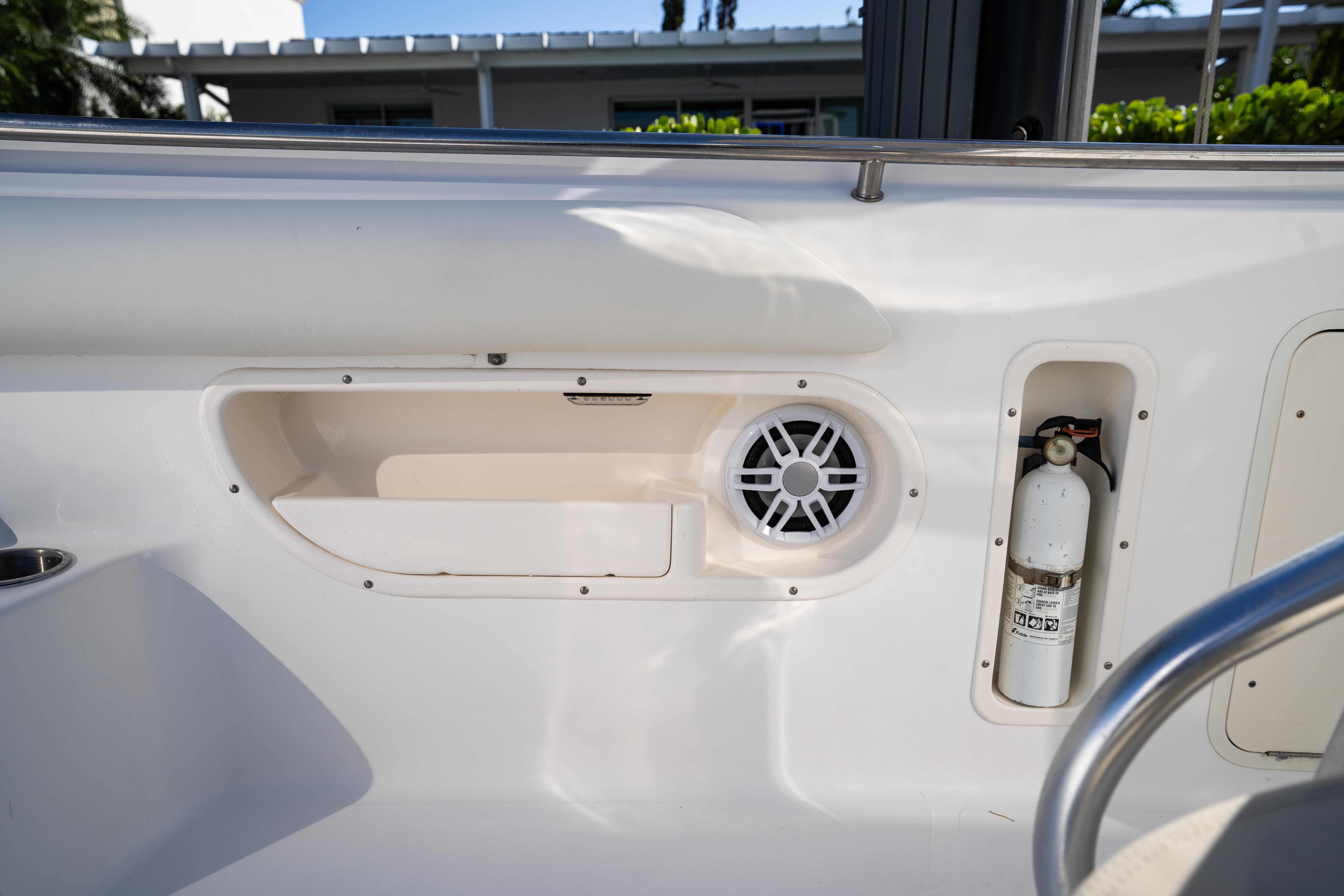 2008-boston-whaler-320-outrage-power-9794999-20250521062729029-1_XLARGE