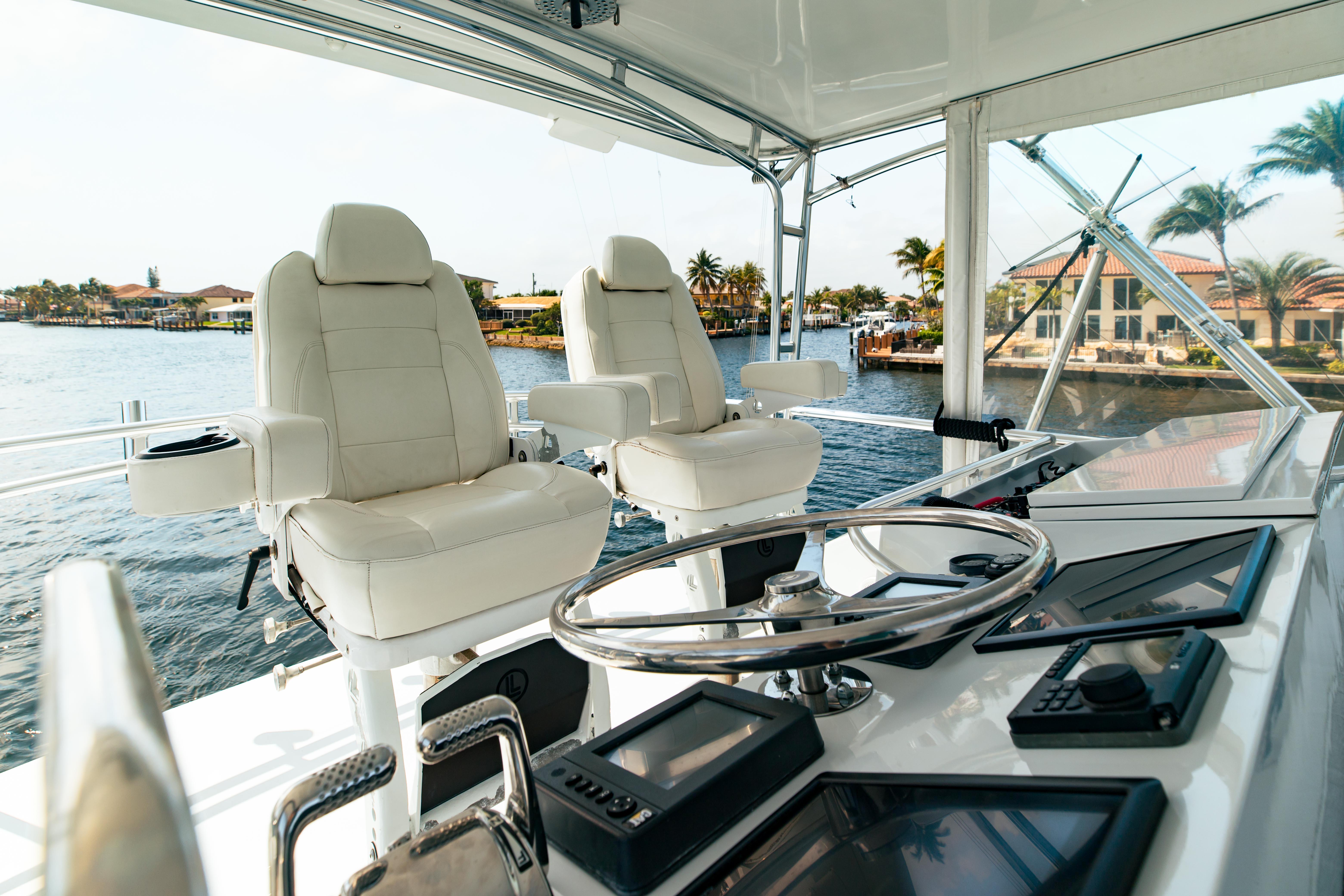 1985 55 Hatteras Helm