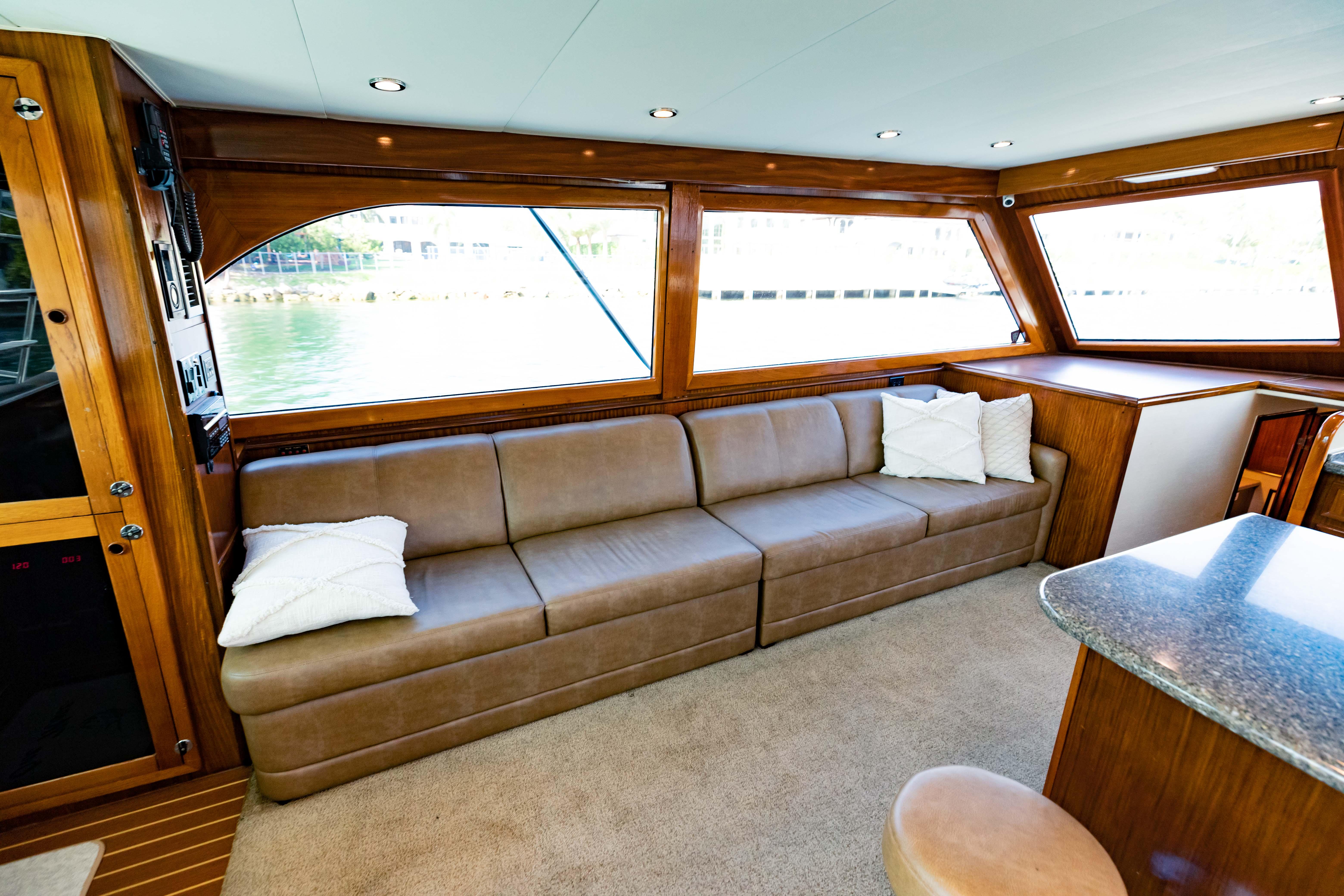1985 55 Hatteras Salon (2)