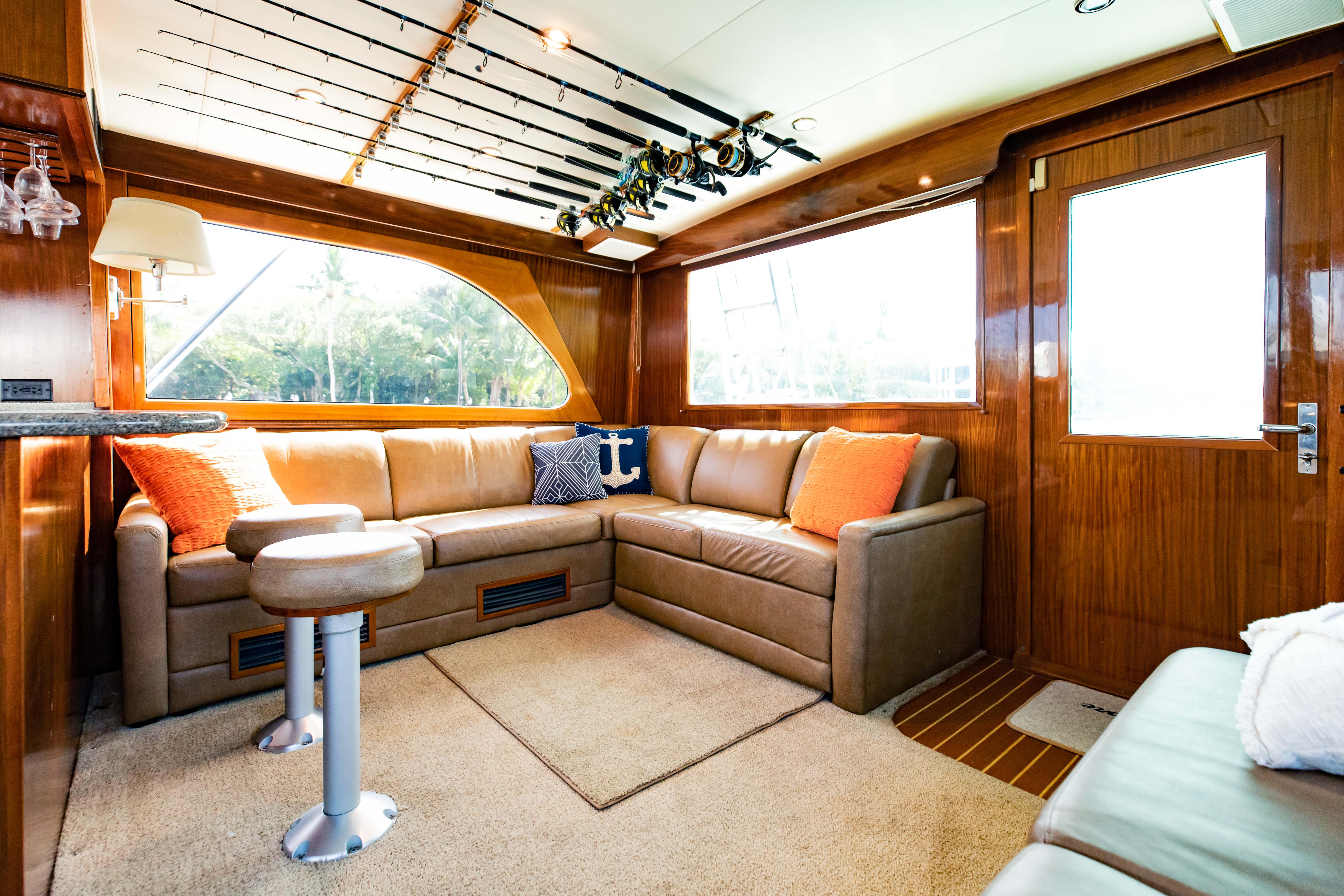 1985 55 Hatteras Salon (6)