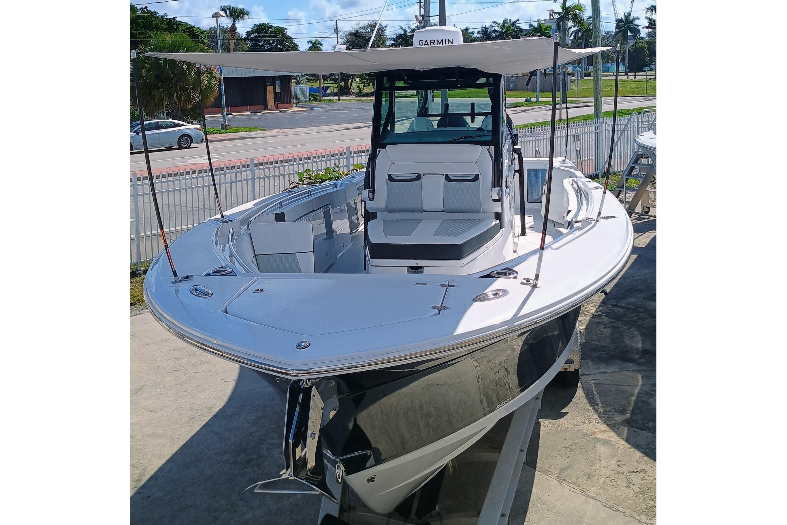 Picture of 332-299 Blackfin 35.83 ft' 332 CC 2025 Blackfin 332 CC boat with sleek design and spacious deck, docked outdoors. 
