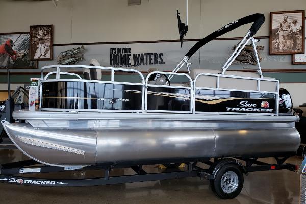 2022 Sun Tracker boat for sale, model of the boat is BASS BUGGY 16 XL SELECT & Image # 1 of 6