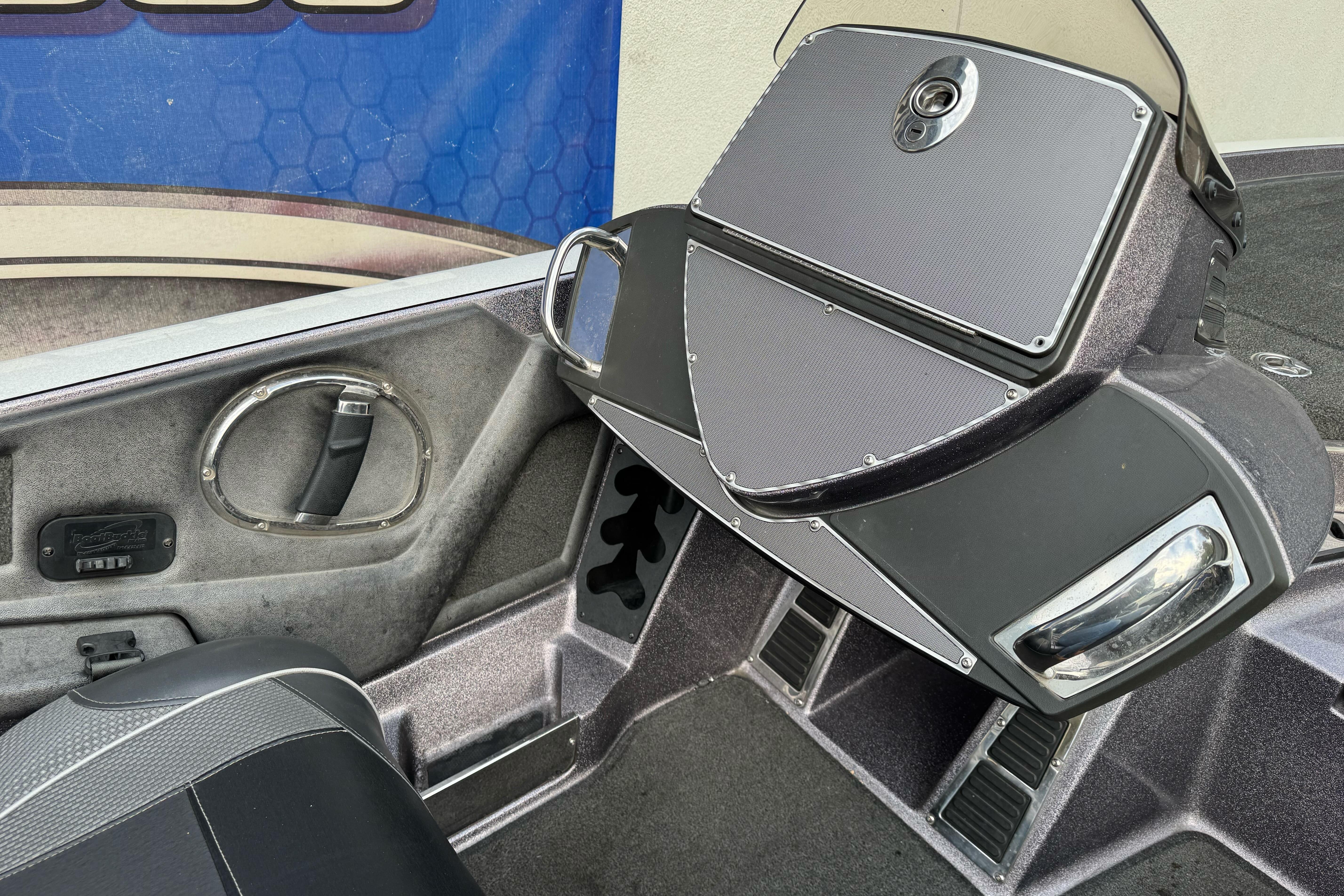 2016 Ranger Z521 Comanche boat interior with dashboard and seating details.