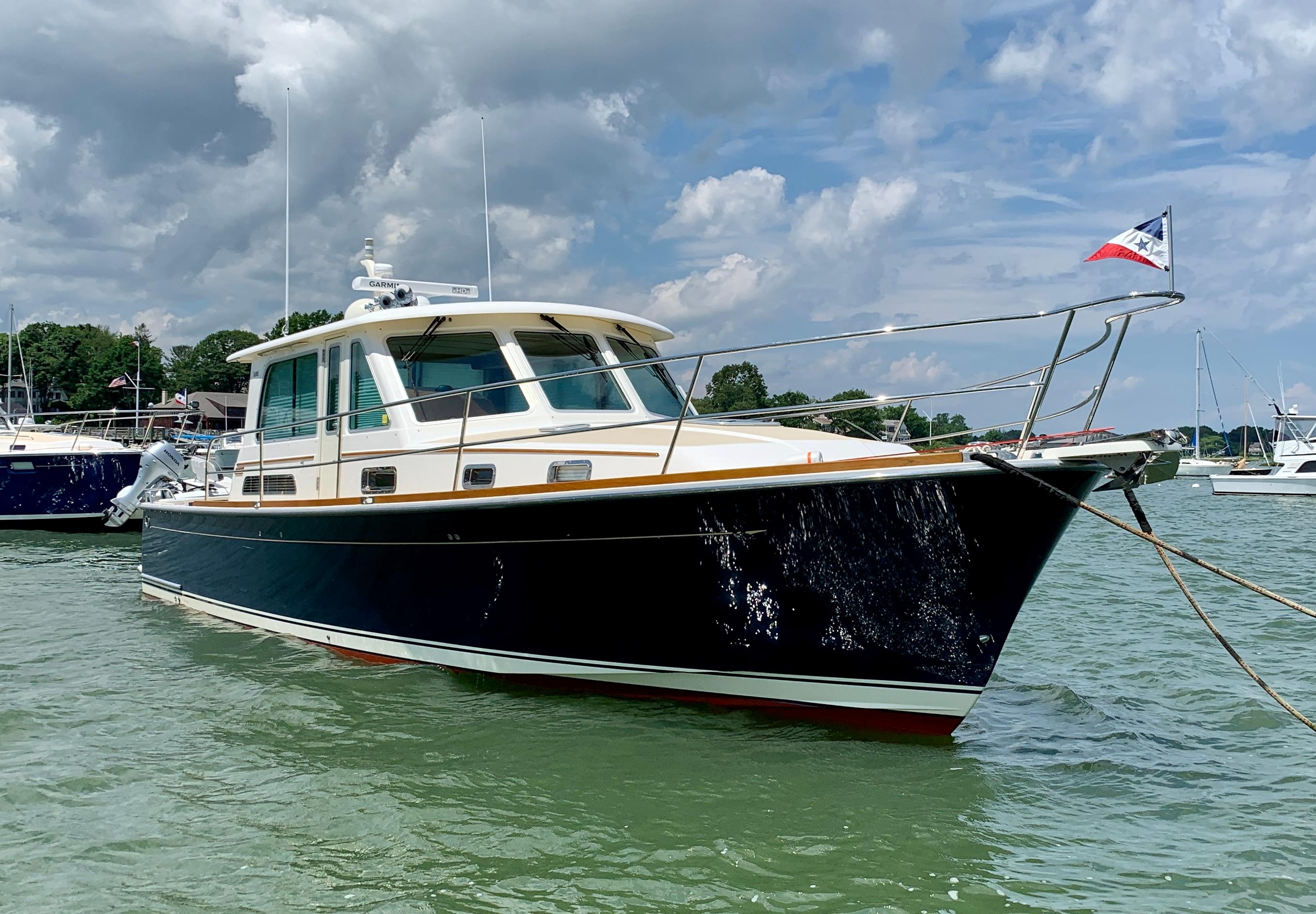 42 ft Sabre 42 Salon Express Starboard bow