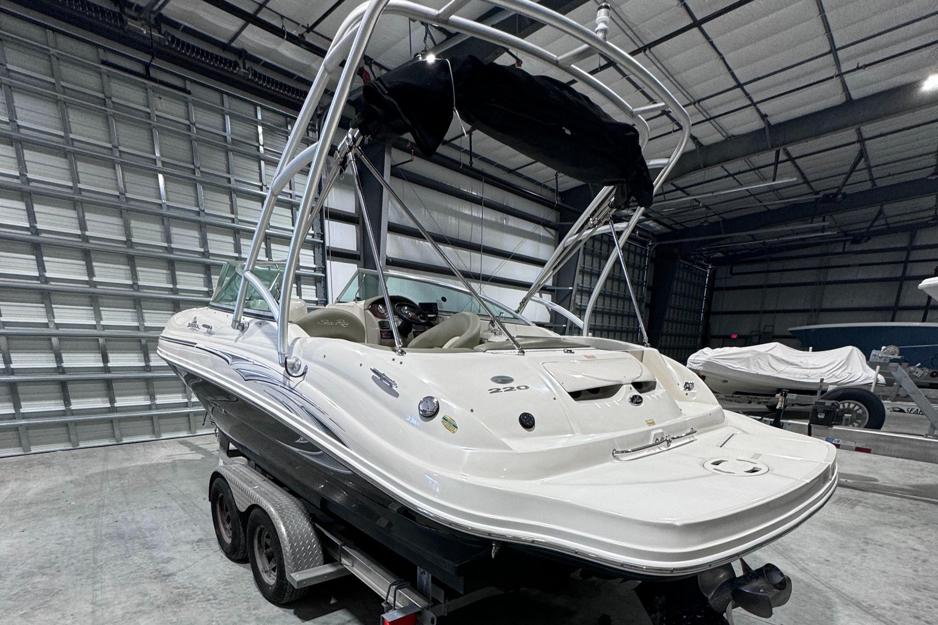 2005 Sea Ray 220 Sundeck