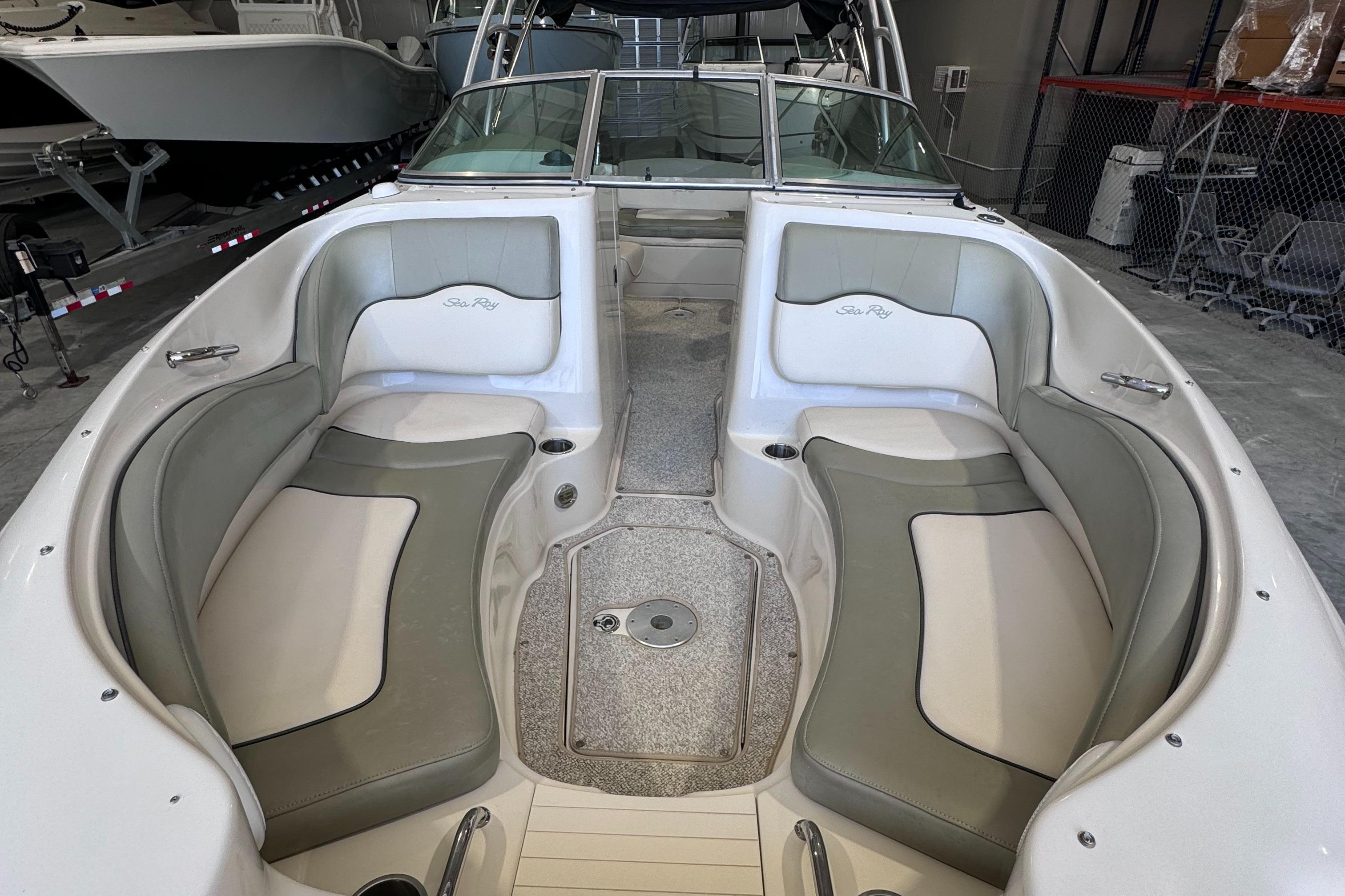 2005 Sea Ray 220 Sundeck