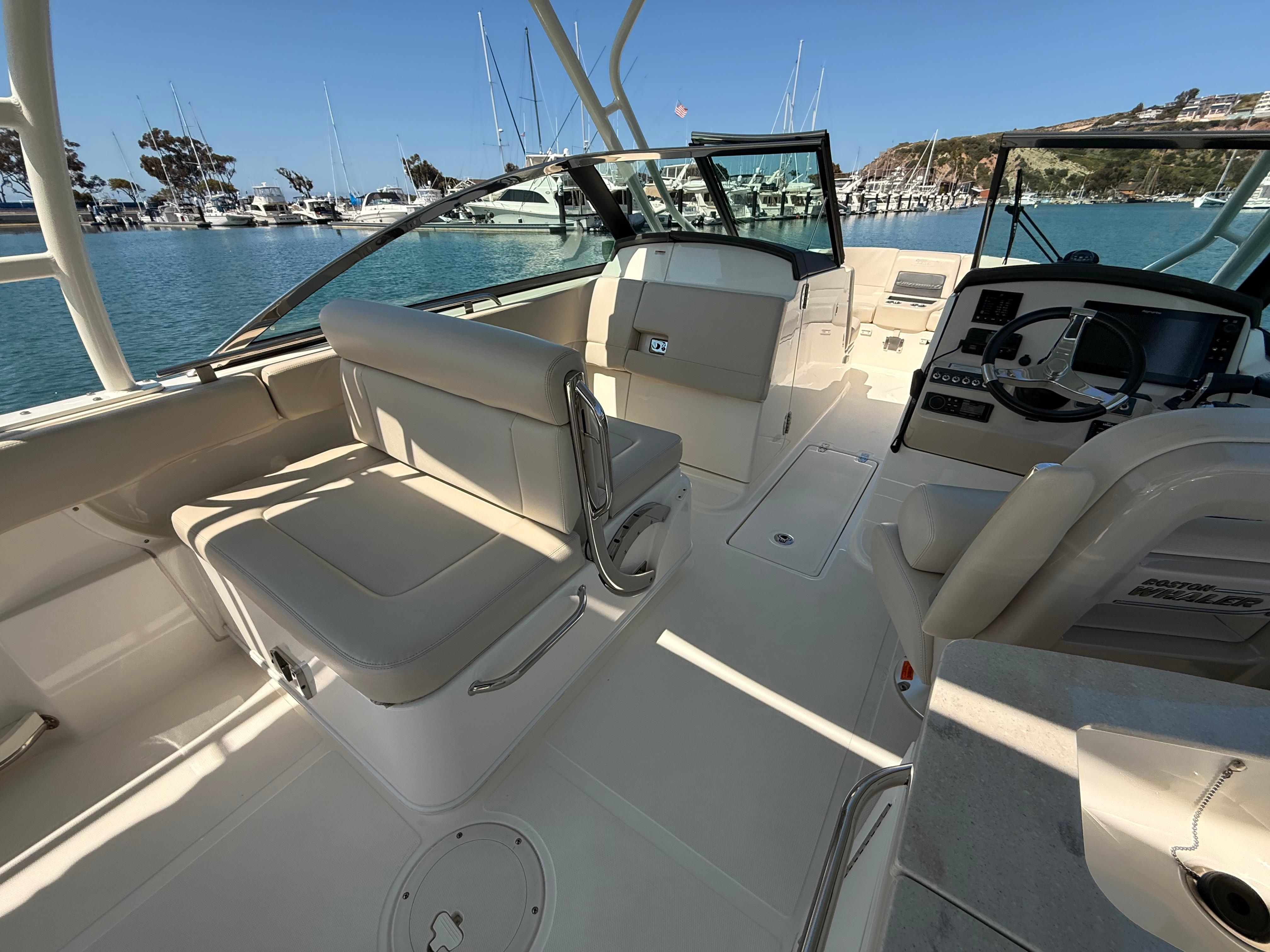 2020 Boston Whaler 270 Vantage #TBRL0785 inventory image at Sun Country Marine Group, Newport Beach 2020 Boston Whaler 270 Vantage #TBRL0785 inventory image at Sun Country Marine Group, Newport Beach