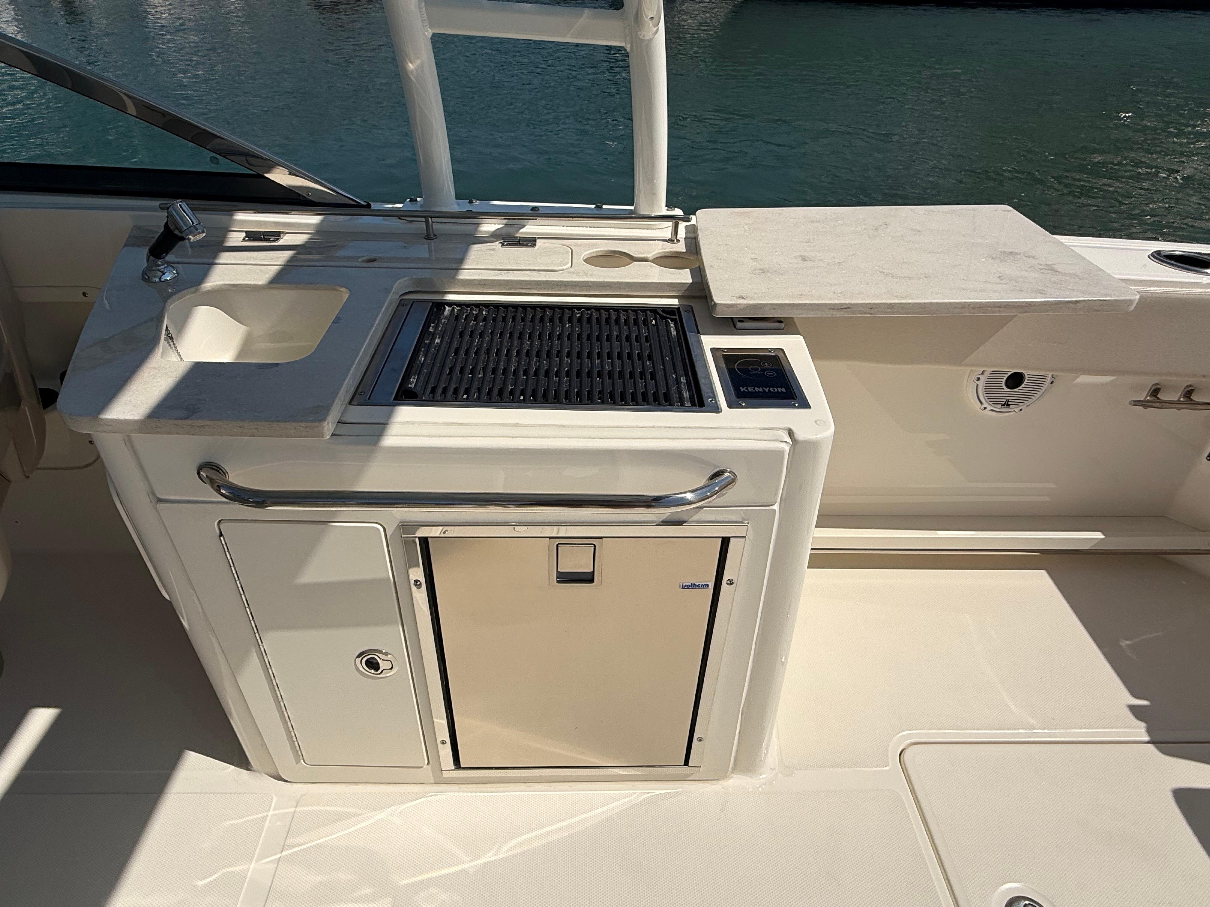 2020 Boston Whaler 270 Vantage #TBRL0785 inventory image at Sun Country Marine Group, Newport Beach 2020 Boston Whaler 270 Vantage #TBRL0785 inventory image at Sun Country Marine Group, Newport Beach