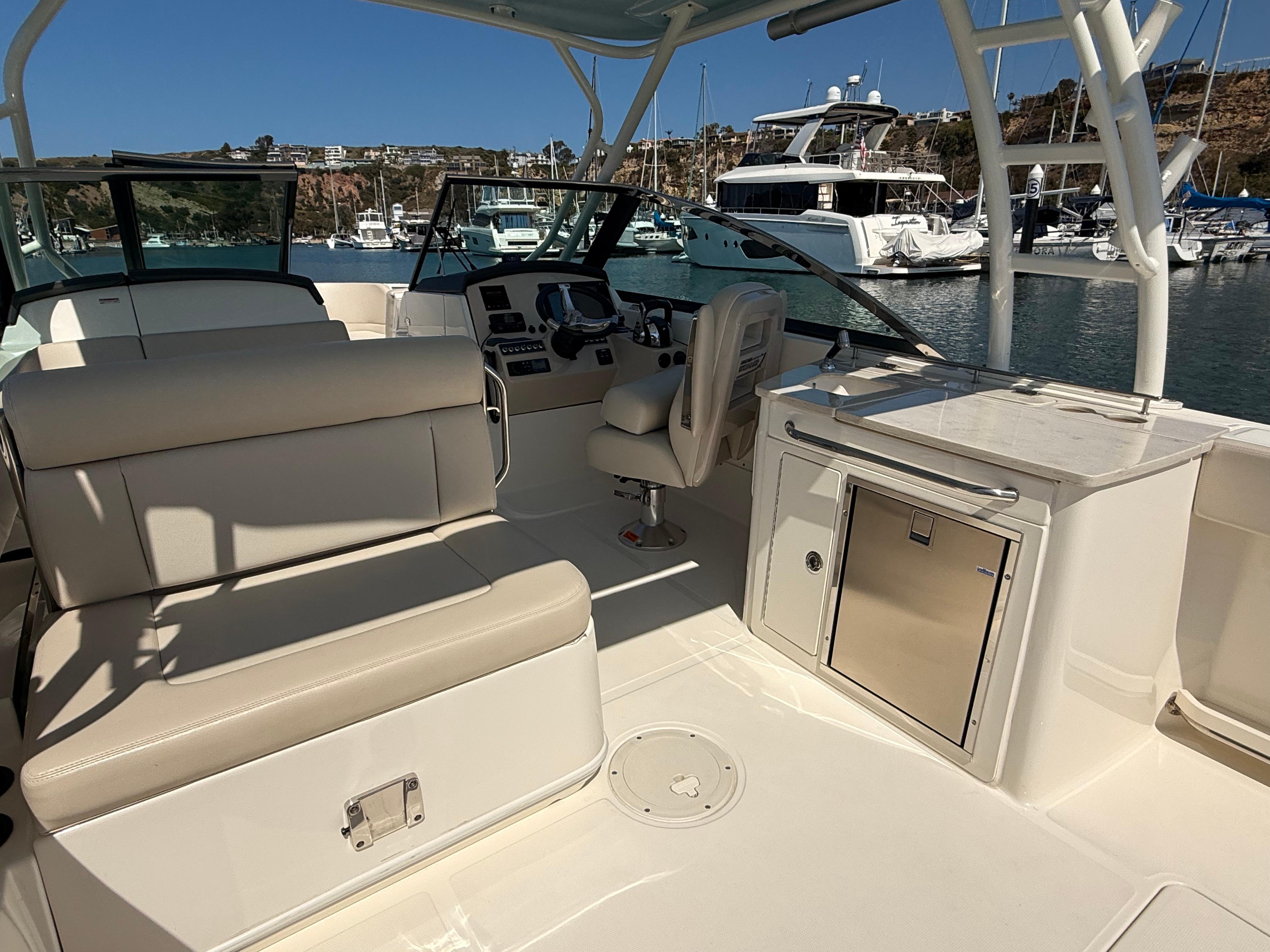 2020 Boston Whaler 270 Vantage #TBRL0785 inventory image at Sun Country Marine Group, Newport Beach 2020 Boston Whaler 270 Vantage #TBRL0785 inventory image at Sun Country Marine Group, Newport Beach