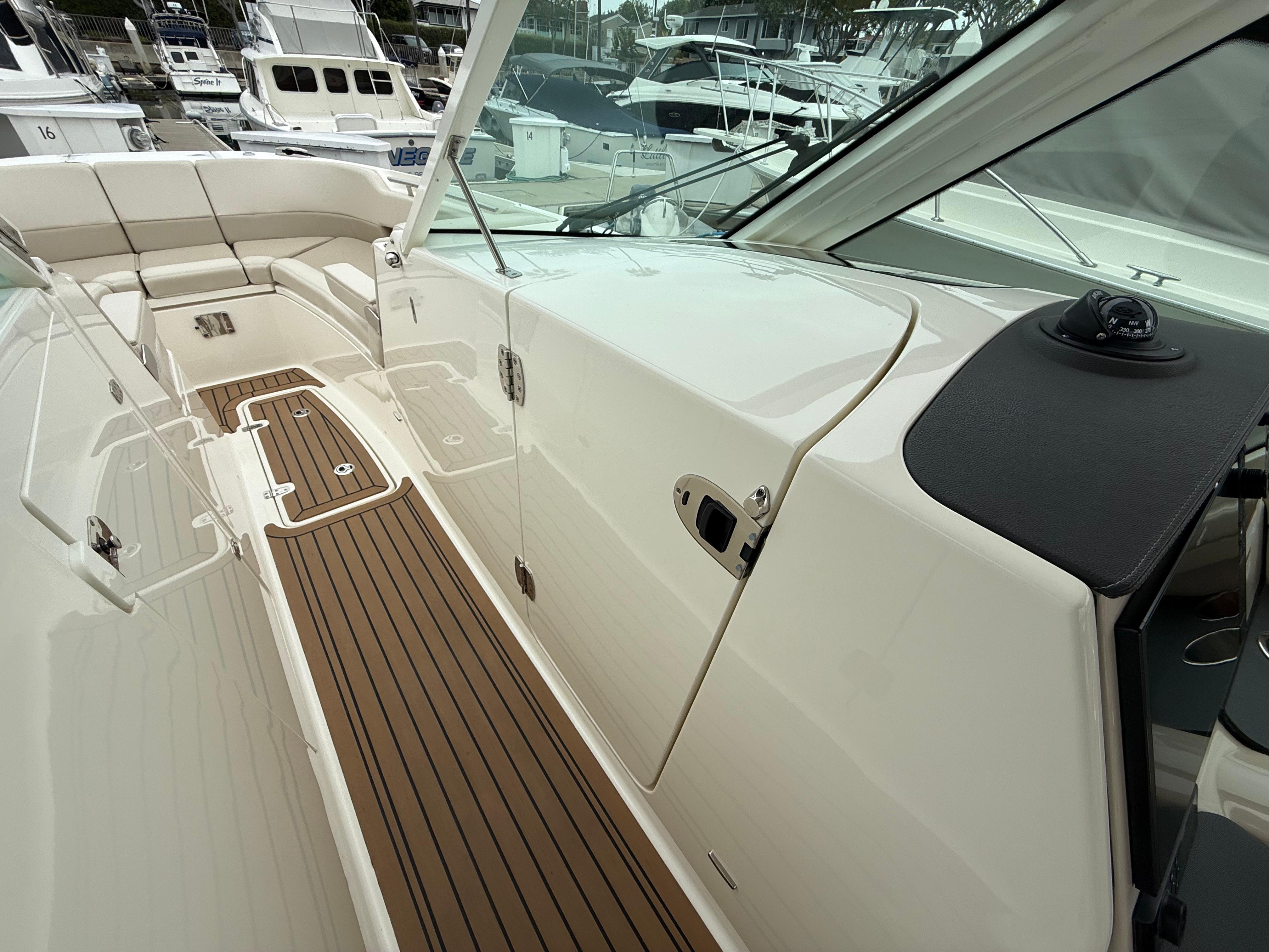 2019 Boston Whaler 320 Vantage #TBRL2625 inventory image at Sun Country Marine Group, Newport Beach 2019 Boston Whaler 320 Vantage #TBRL2625 inventory image at Sun Country Marine Group, Newport Beach