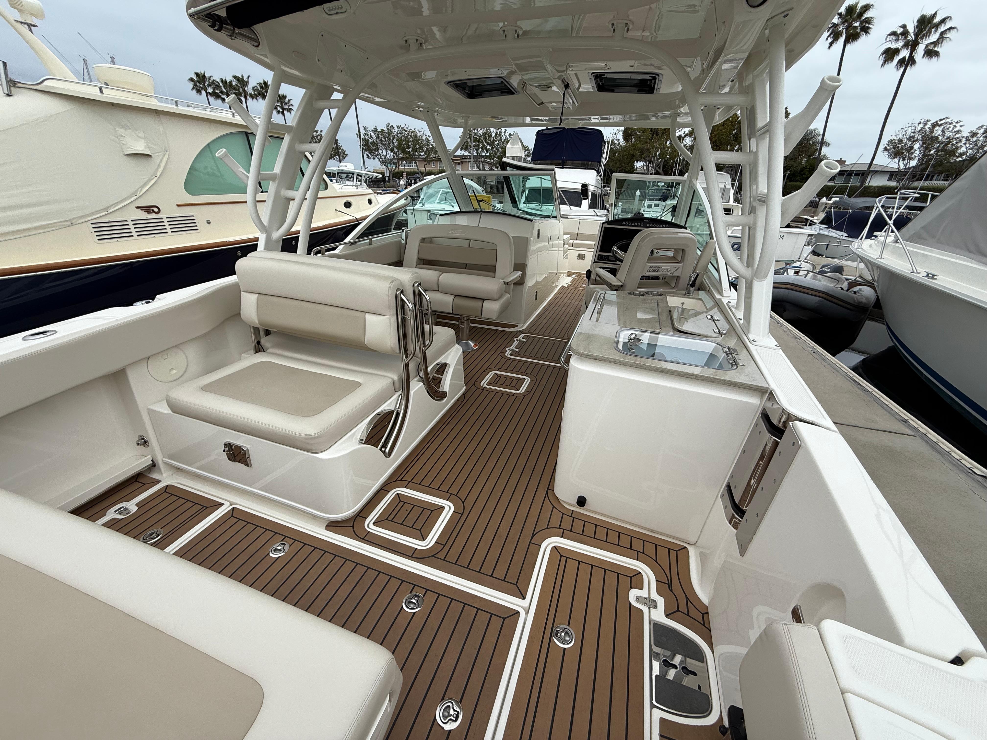 2019 Boston Whaler 320 Vantage #TBRL2625 inventory image at Sun Country Marine Group, Newport Beach 2019 Boston Whaler 320 Vantage #TBRL2625 inventory image at Sun Country Marine Group, Newport Beach