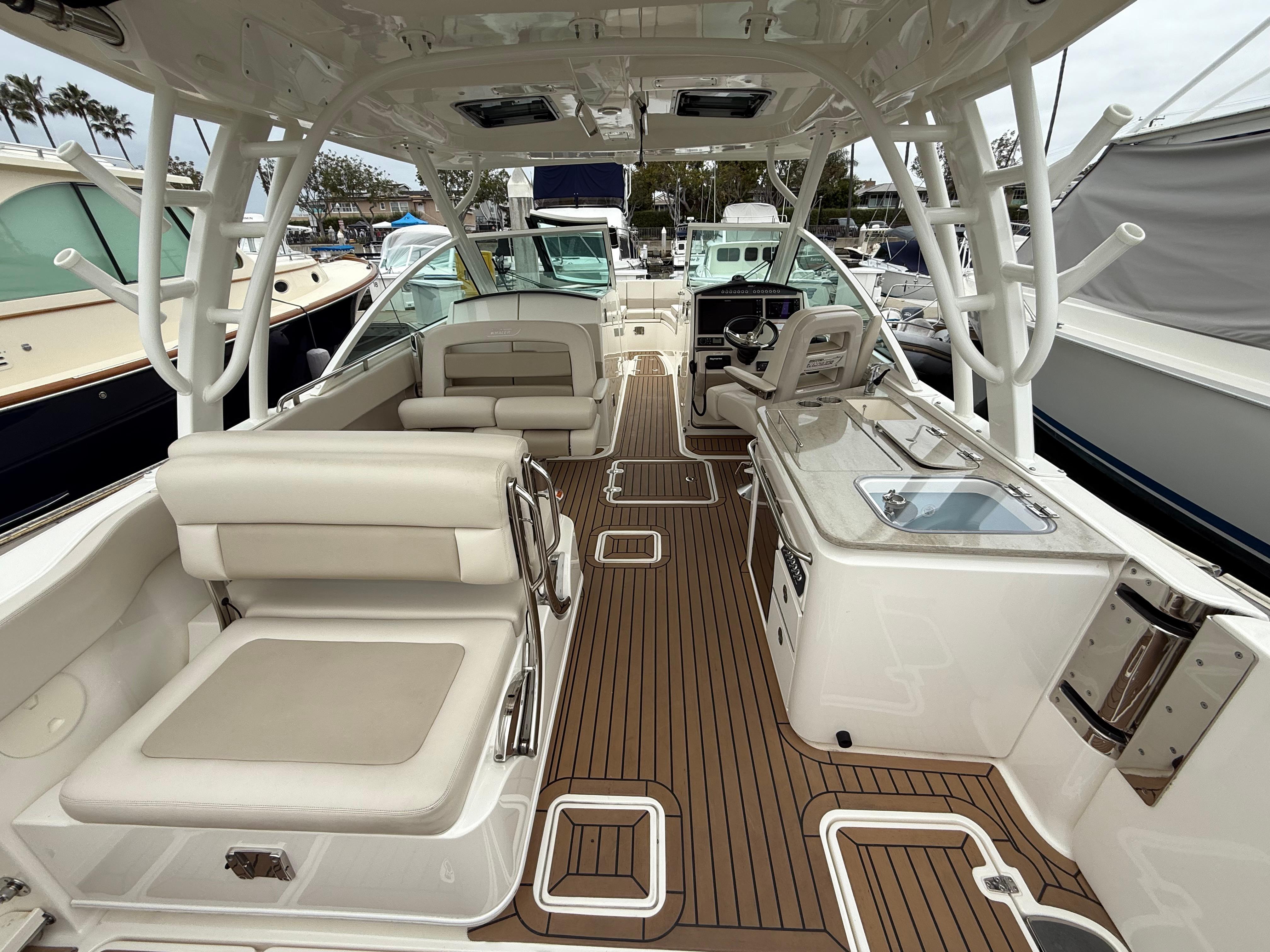 2019 Boston Whaler 320 Vantage #TBRL2625 inventory image at Sun Country Marine Group, Newport Beach 2019 Boston Whaler 320 Vantage #TBRL2625 inventory image at Sun Country Marine Group, Newport Beach