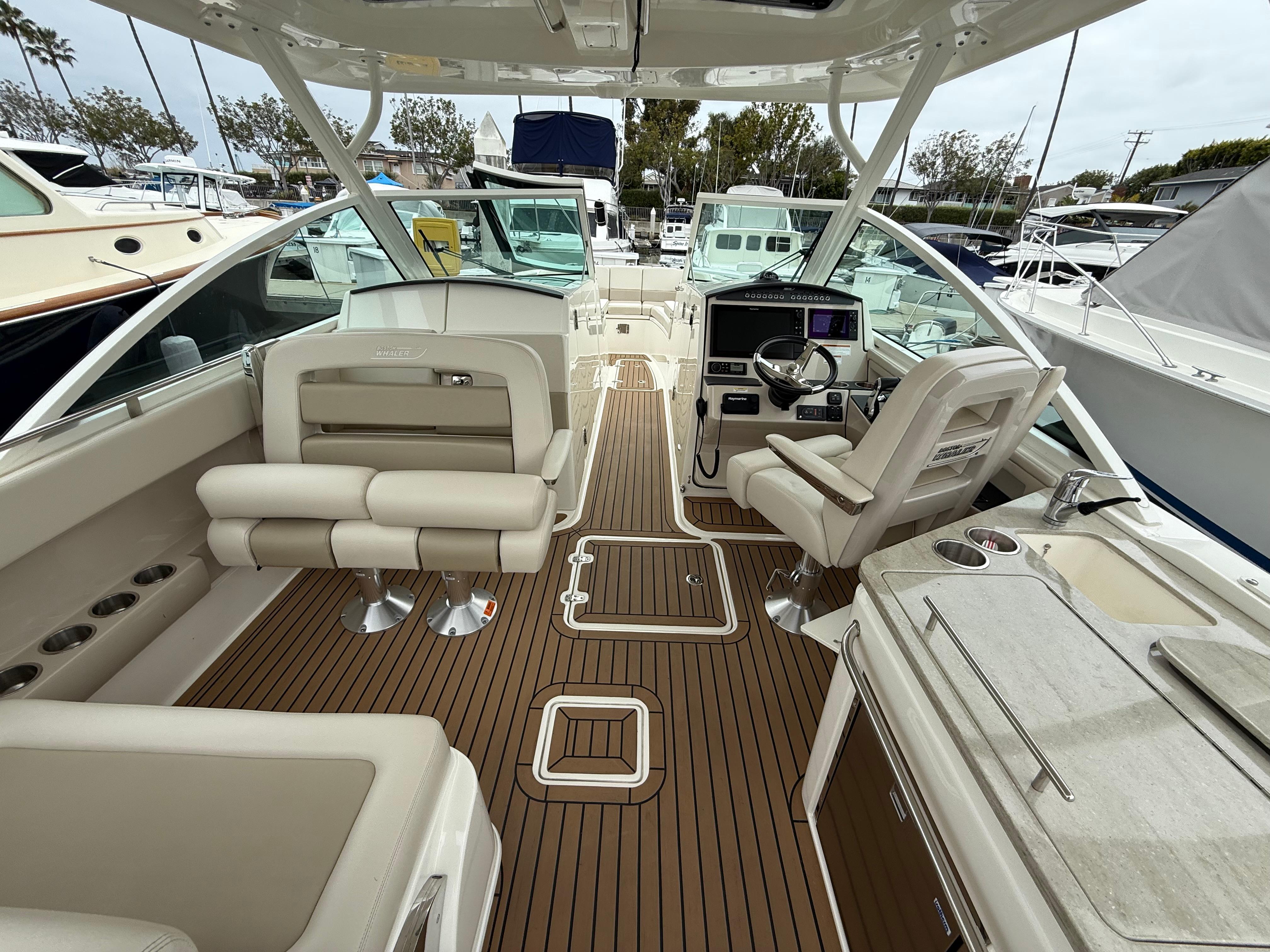 2019 Boston Whaler 320 Vantage #TBRL2625 inventory image at Sun Country Marine Group, Newport Beach 2019 Boston Whaler 320 Vantage #TBRL2625 inventory image at Sun Country Marine Group, Newport Beach