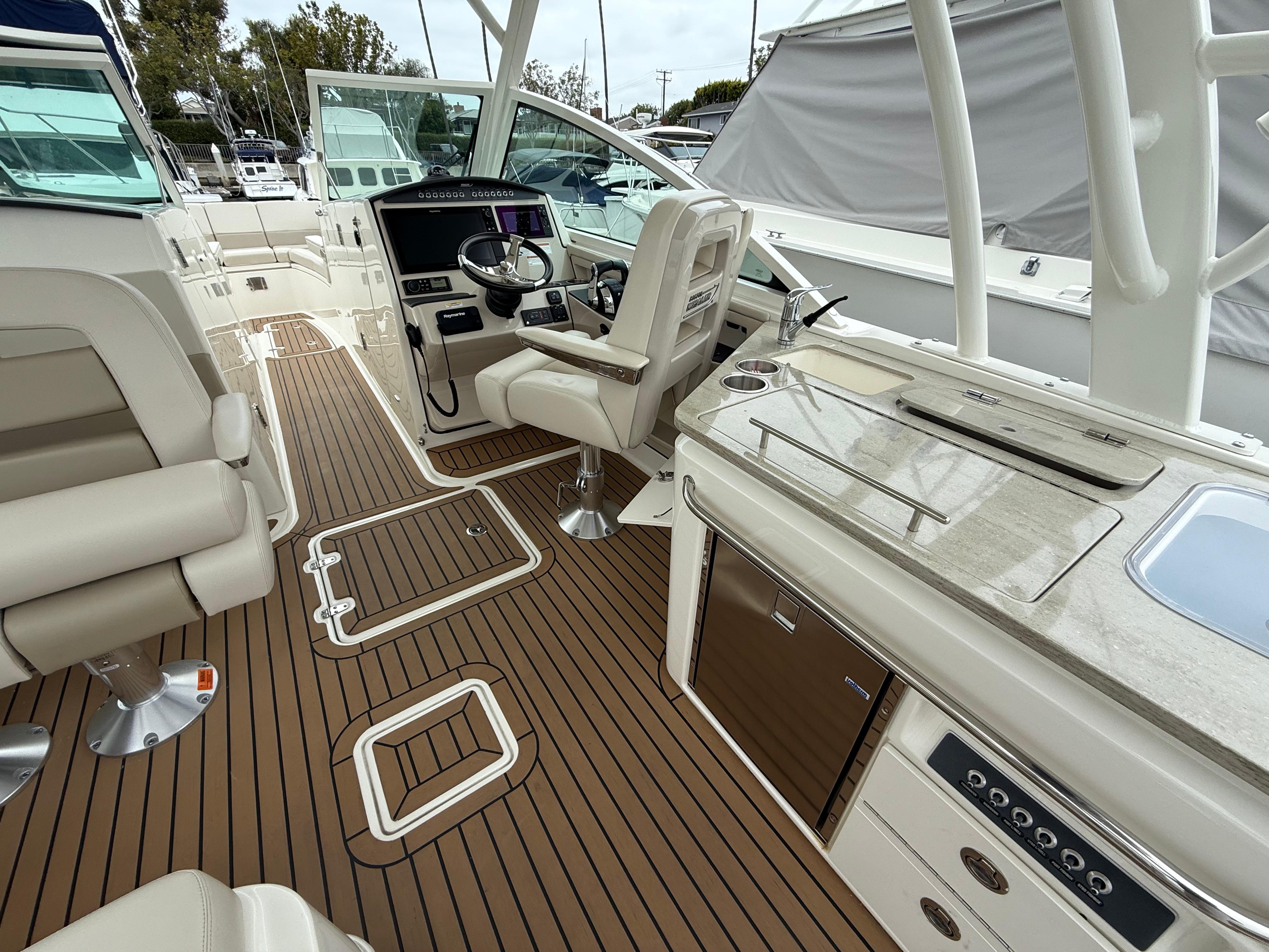 2019 Boston Whaler 320 Vantage #TBRL2625 inventory image at Sun Country Marine Group, Newport Beach 2019 Boston Whaler 320 Vantage #TBRL2625 inventory image at Sun Country Marine Group, Newport Beach