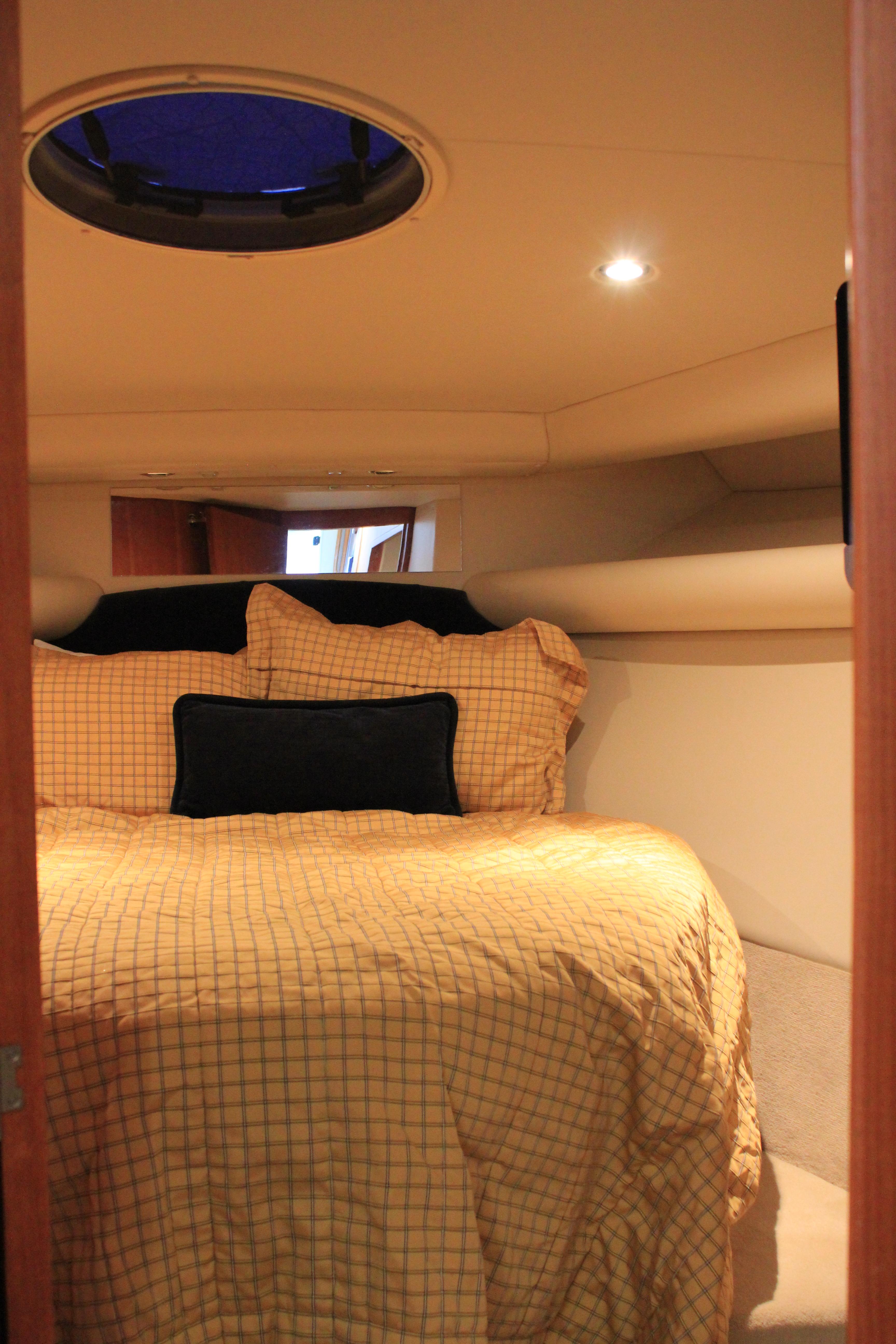 37 ft Riviera 37 Convertible Master stateroom
