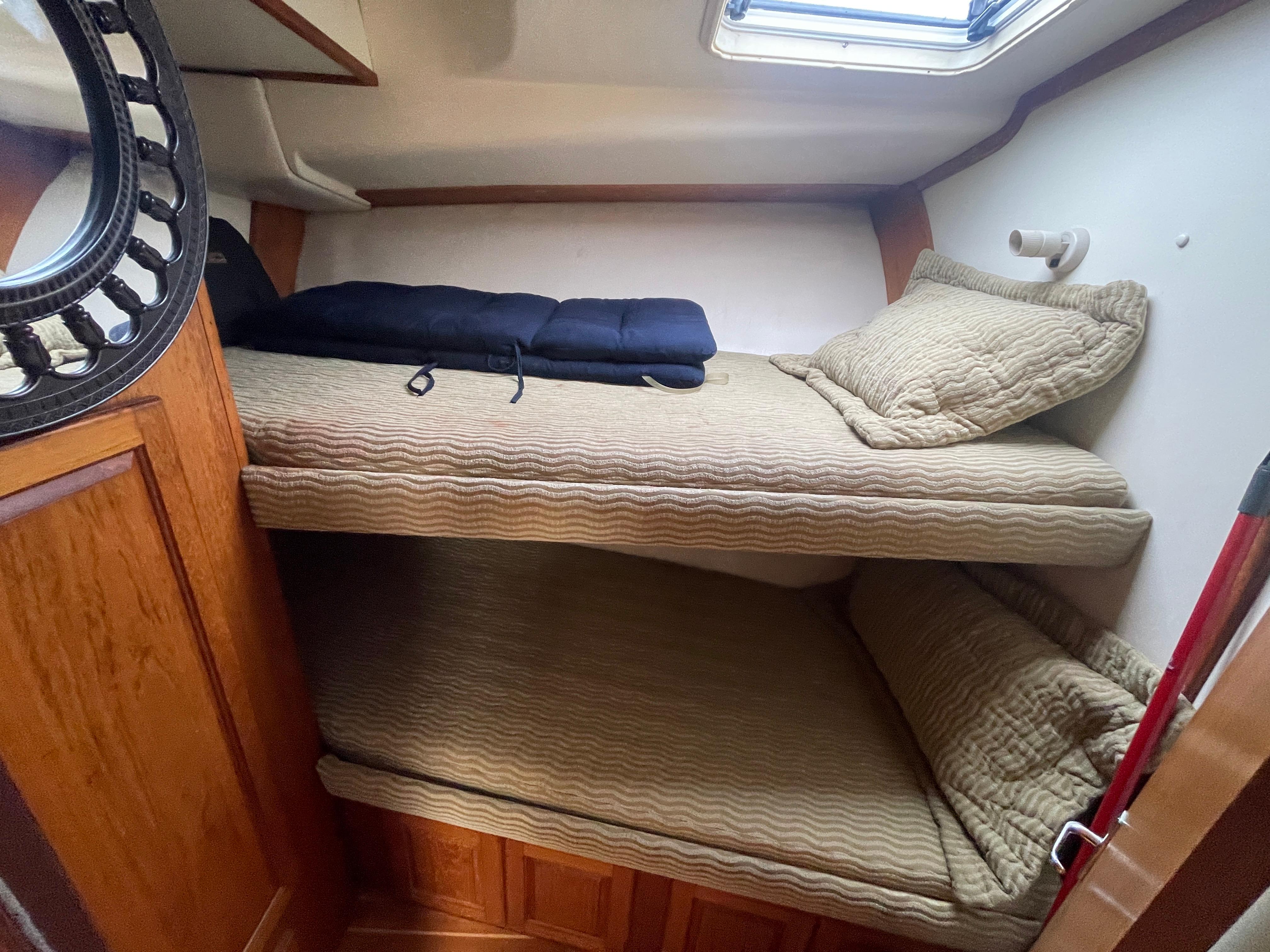 2001 Luhrs 400 Tournament Convertible - Guest Stateroom
