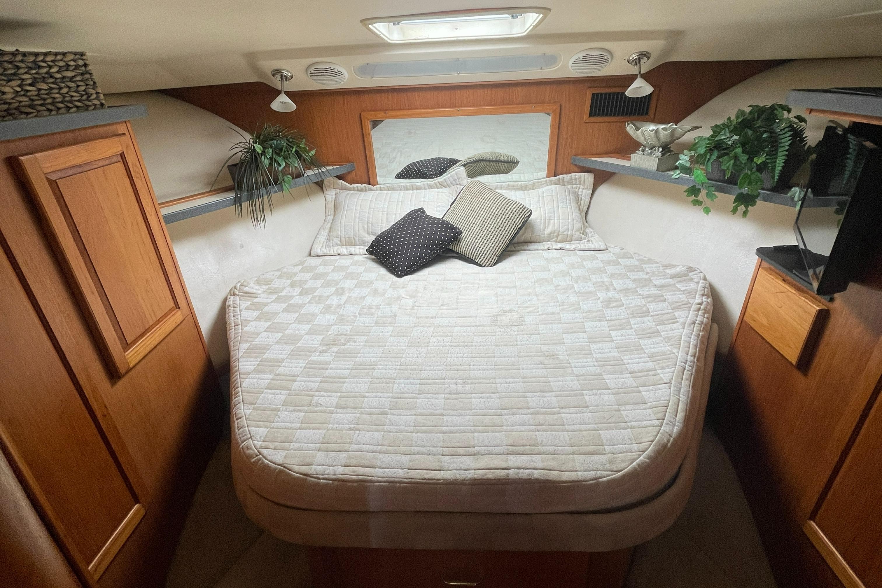 2001 Luhrs 400 Tournament Convertible - Master Stateroom