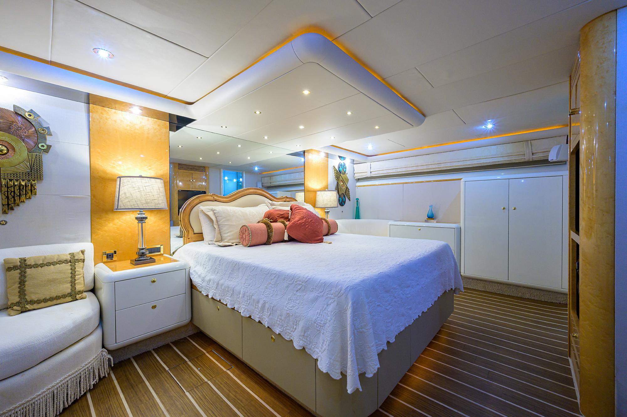 1998 Lazzara 80  - Master Stateroom Berth