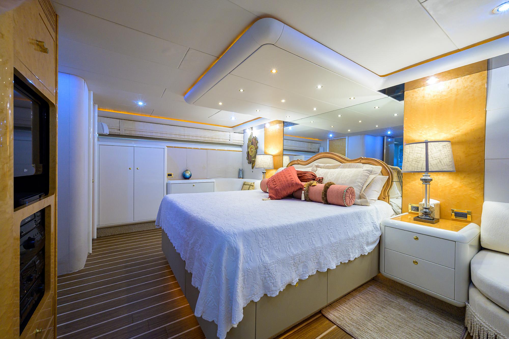 1998 Lazzara 80  - Master Stateroom Berth