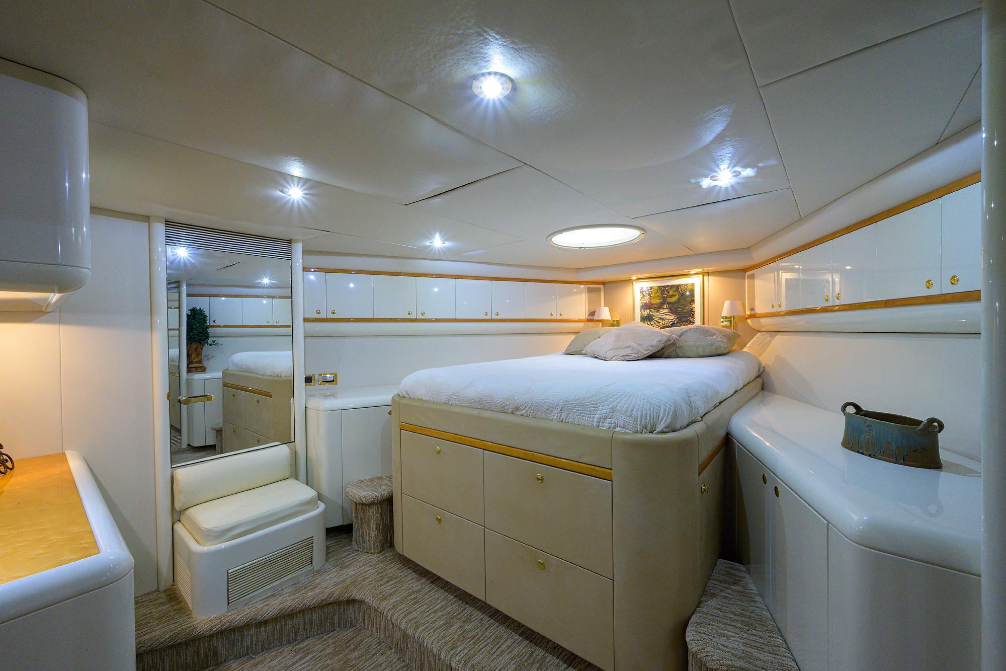 1998 Lazzara 80   - Forward Stateroom Berth