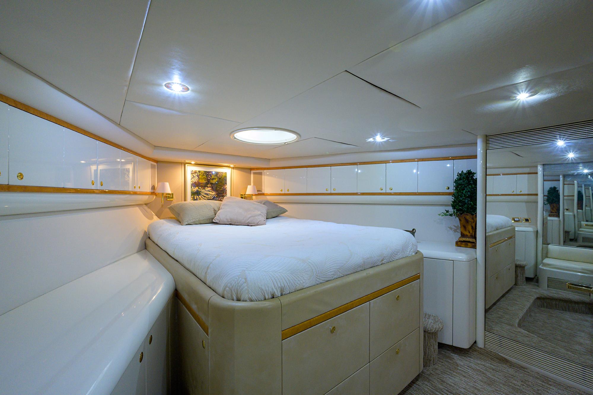 1998 Lazzara 80   - Forward Stateroom Berth