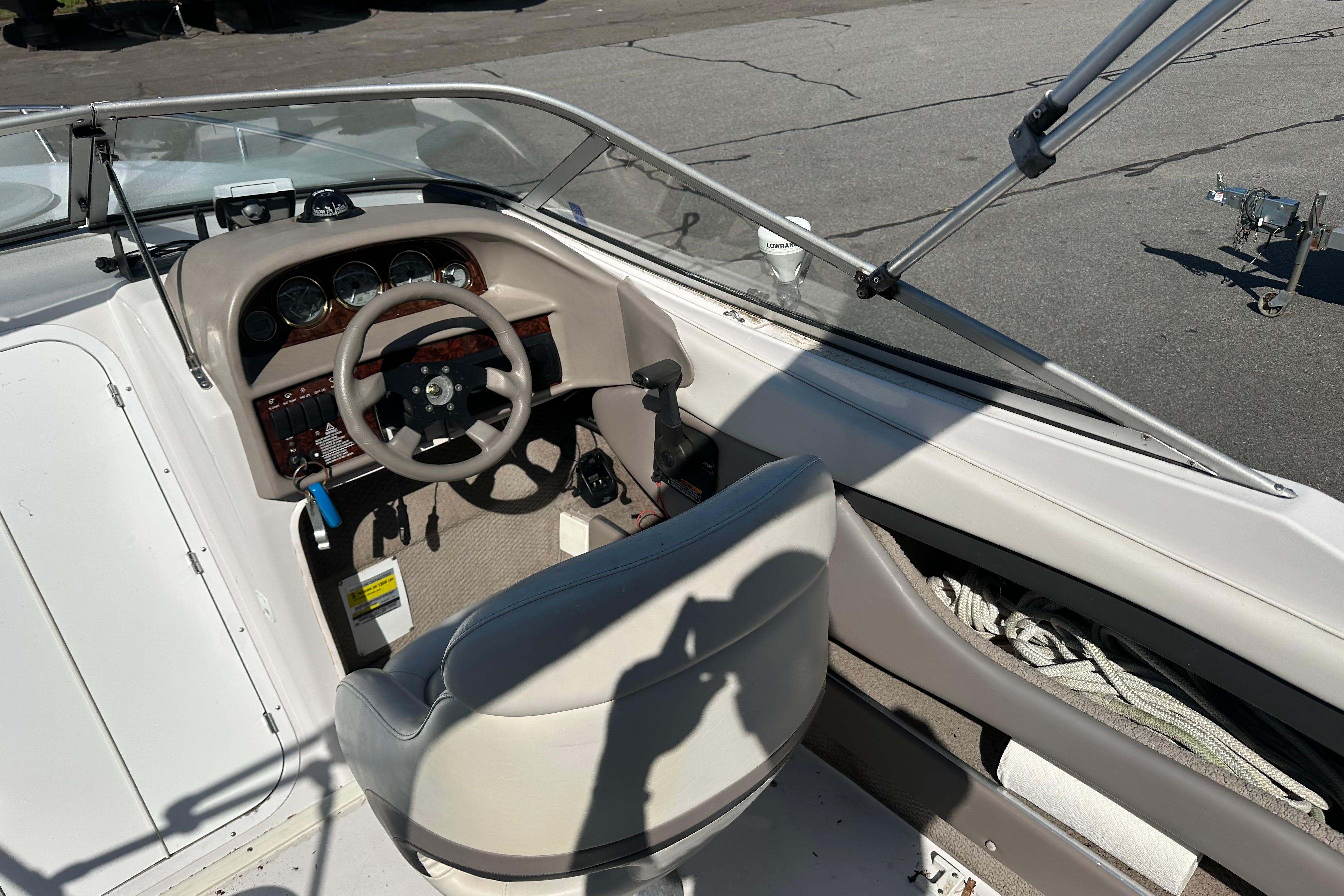 2002 Four Winns 205 Sundowner-11