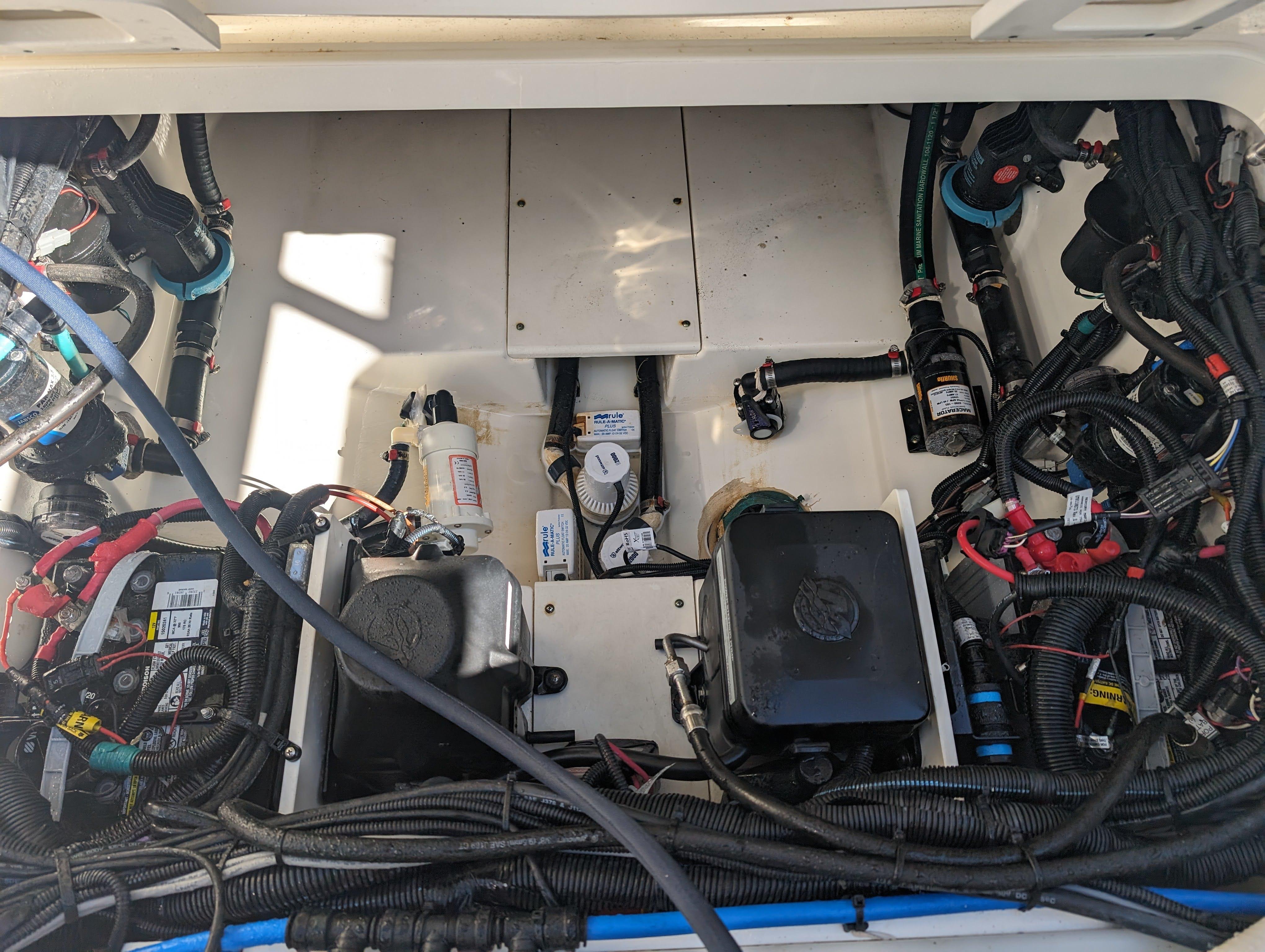 Boston Whaler 320 Vantage Twin 350 Merc Joystick