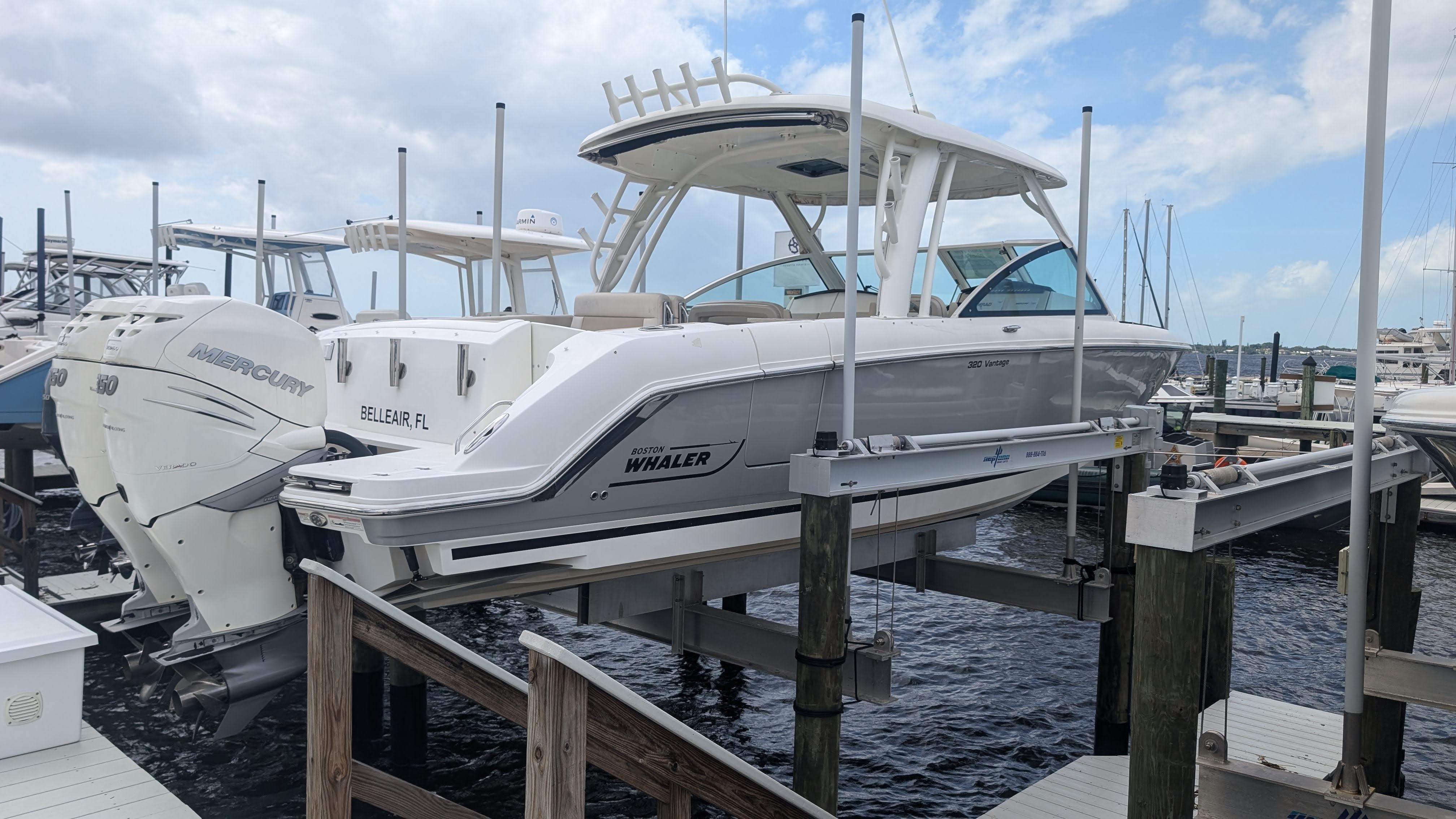 Boston Whaler 320 Vantage Twin 350 Merc Joystick