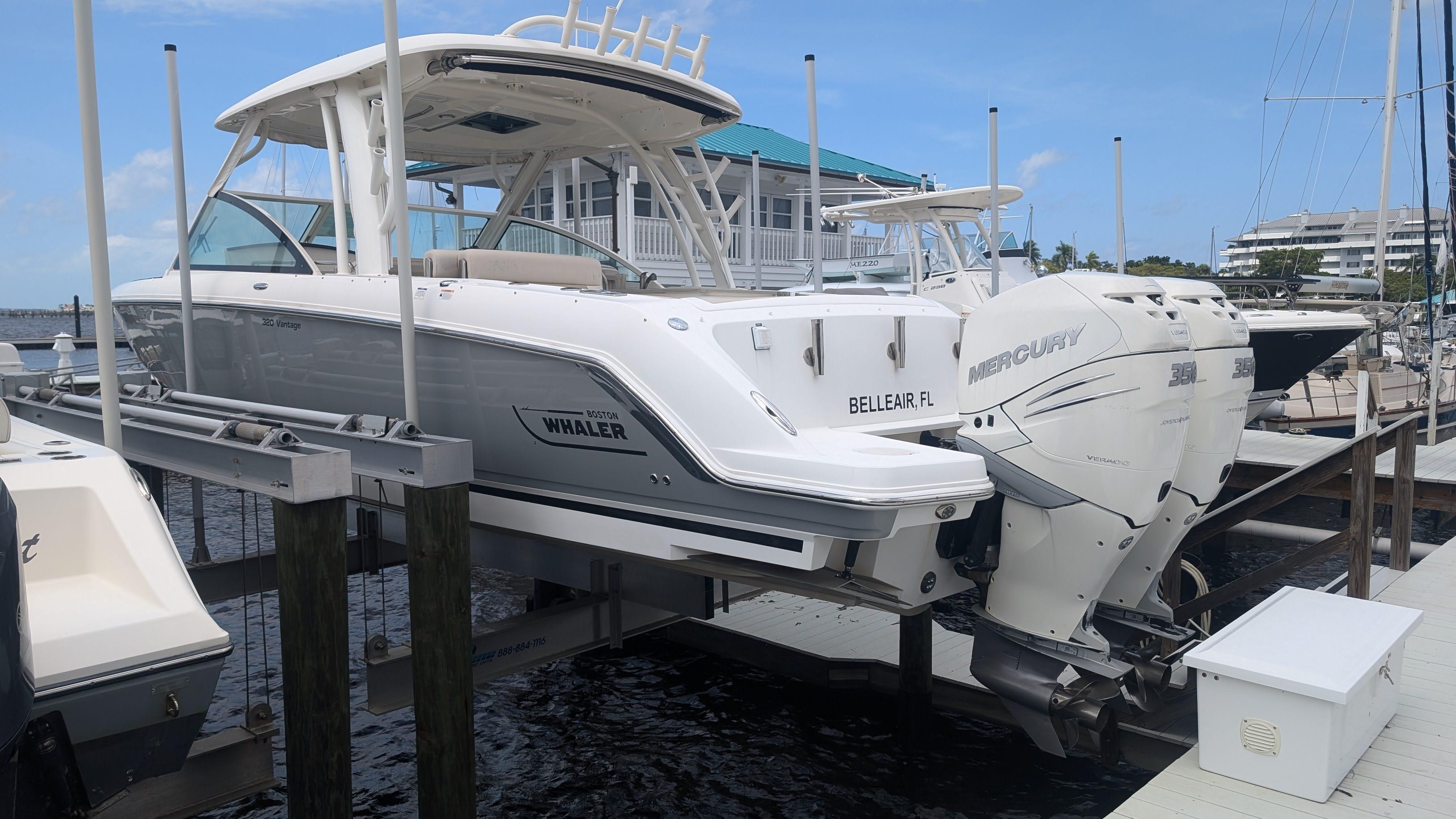 Boston Whaler 320 Vantage Twin 350 Merc Joystick