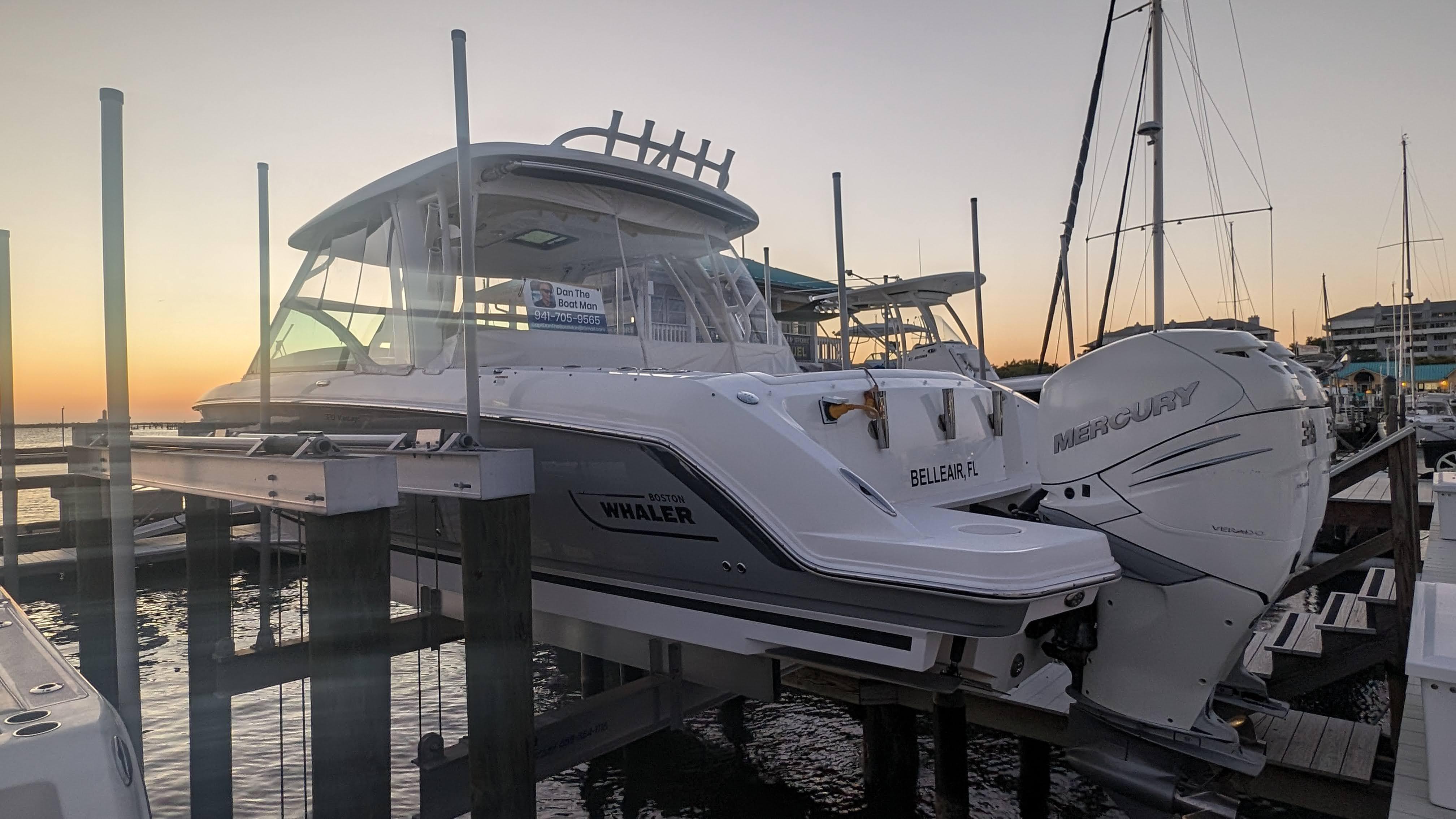 Boston Whaler 320 Vantage Twin 350 Merc Joystick