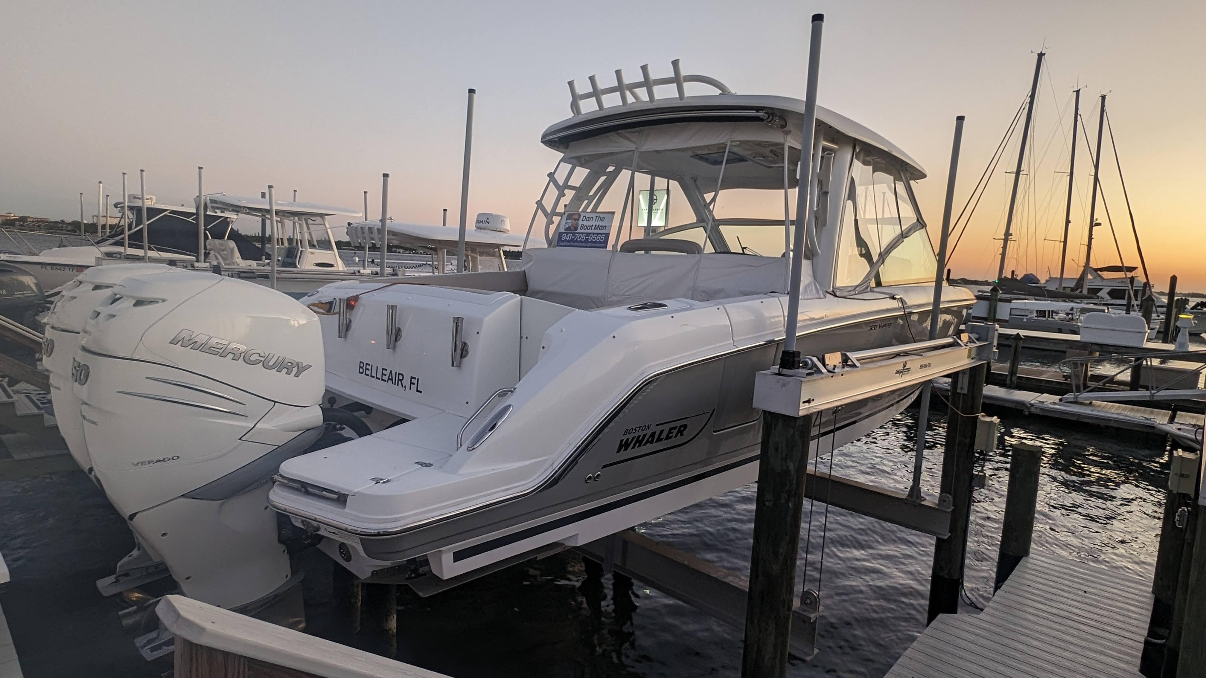 Boston Whaler 320 Vantage Twin 350 Merc Joystick